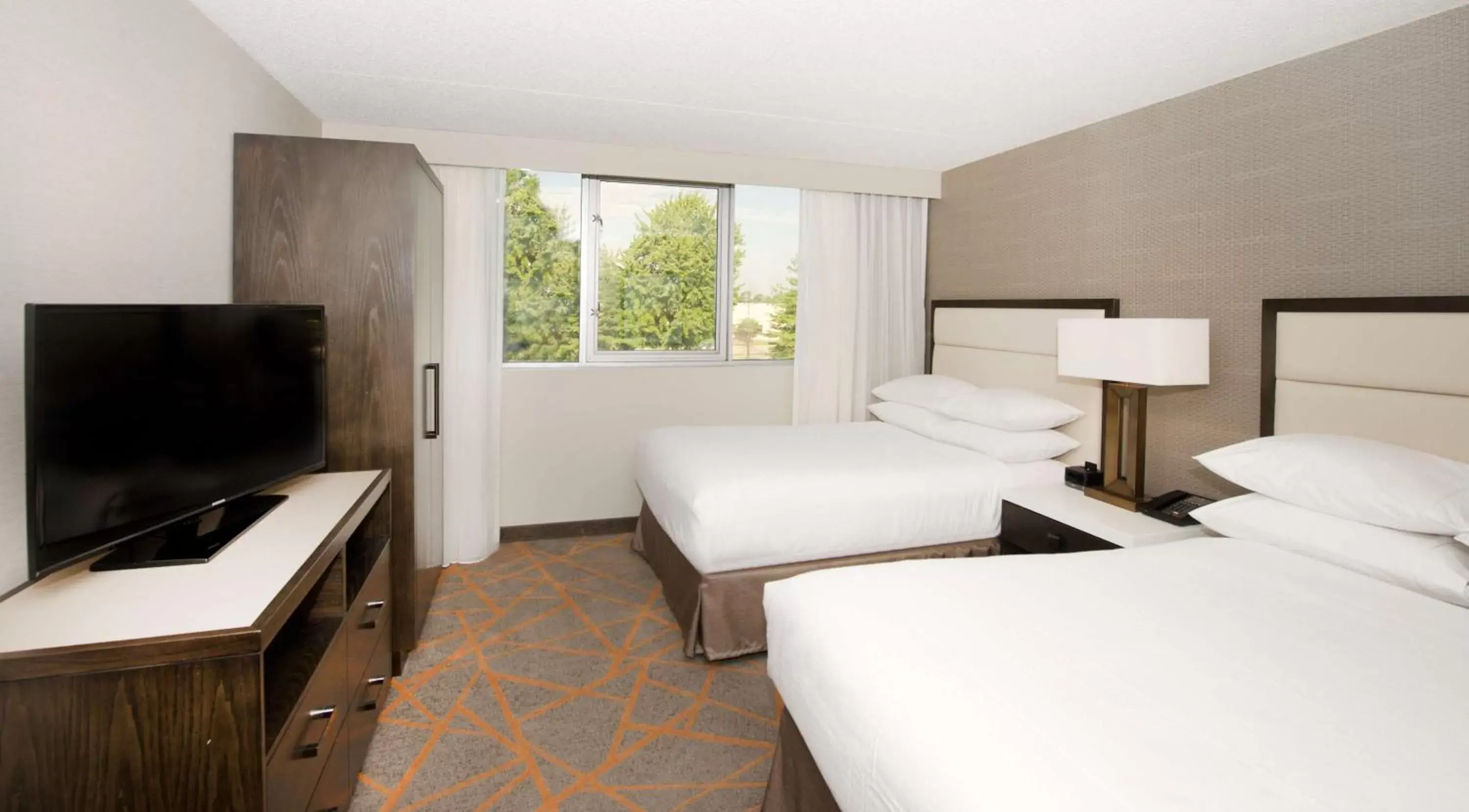 Bed, TV/Entertainment Center in Embassy Suites by Hilton Cincinnati Northeast - Blue Ash