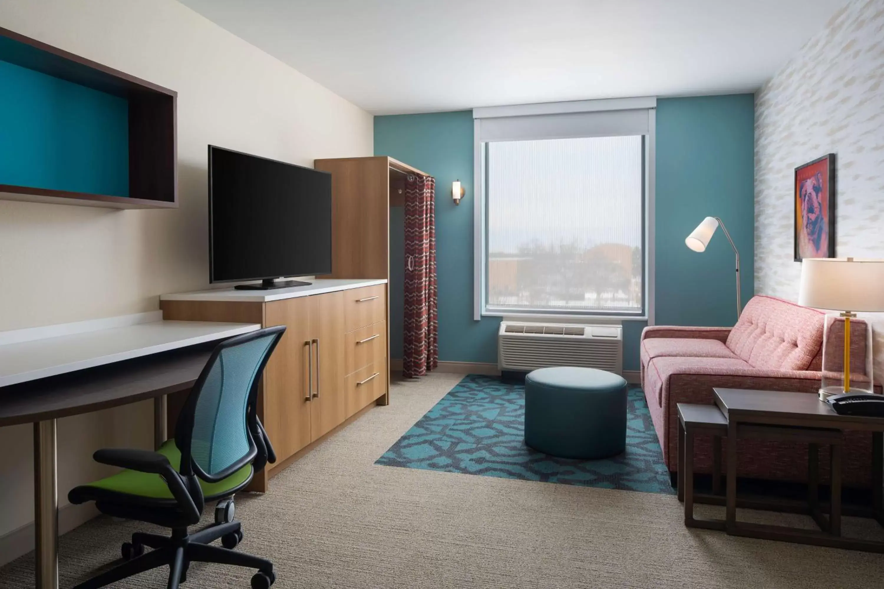 Bedroom, TV/Entertainment Center in Home2 Suites by Hilton Des Moines at Drake University