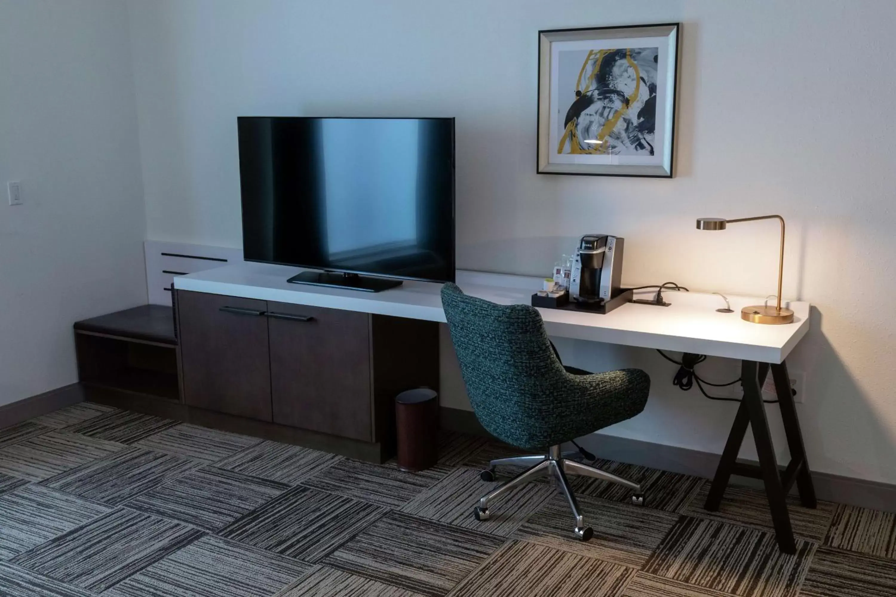 Bedroom, TV/Entertainment Center in Hilton Garden Inn Spartanburg