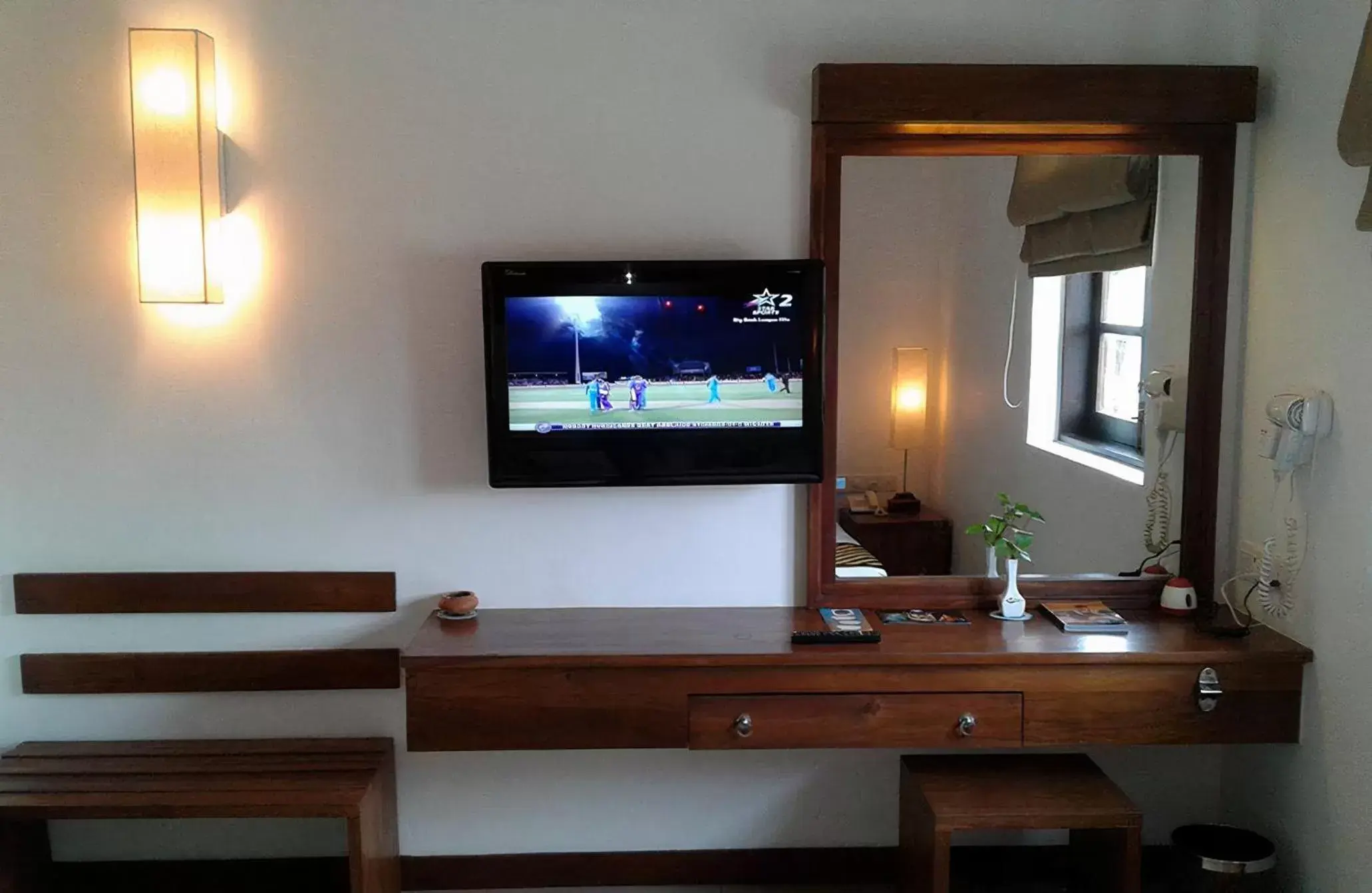 Bed, TV/Entertainment Center in Goldi Sands Hotel