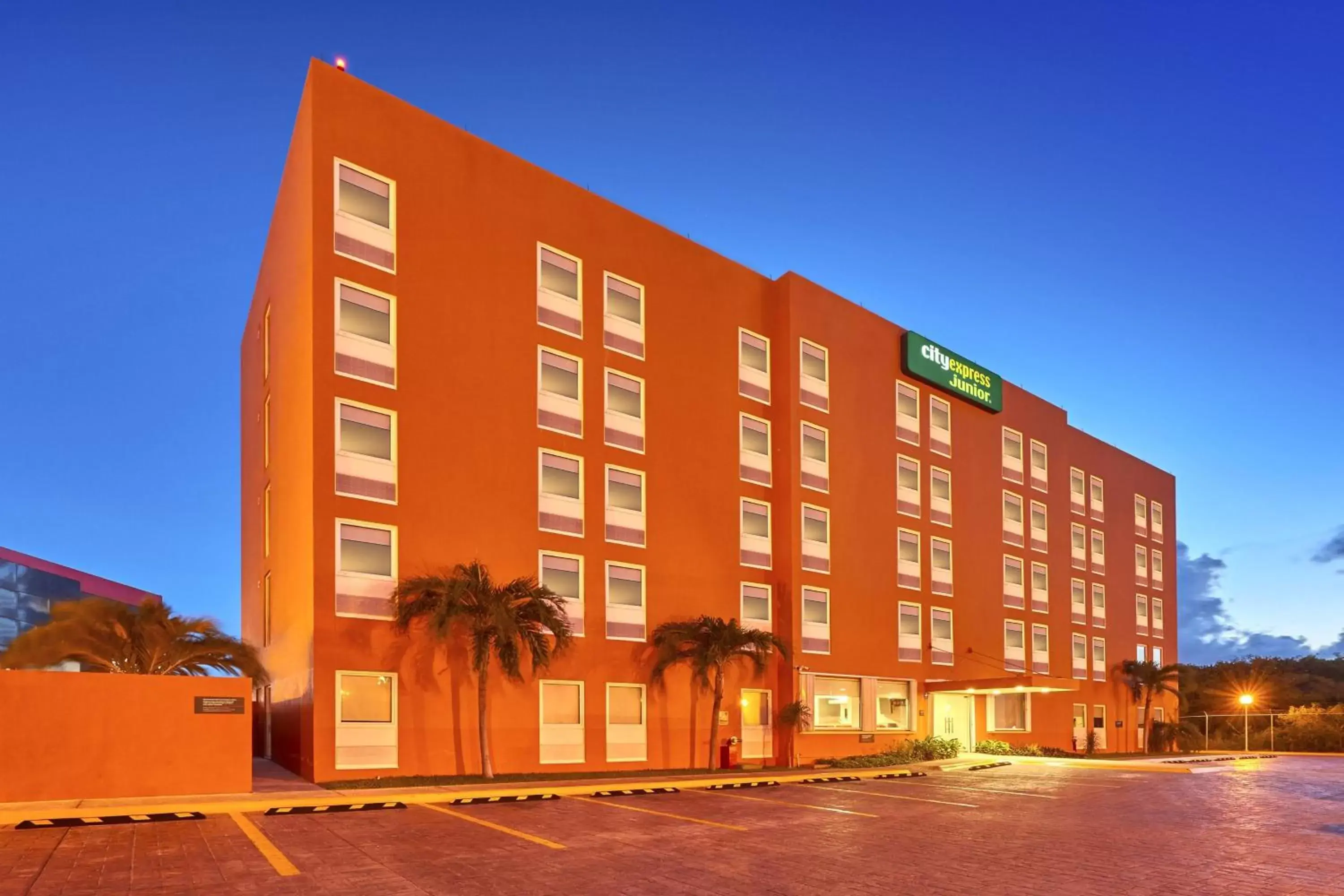 Property Building in City Express Junior by Marriott Cancun