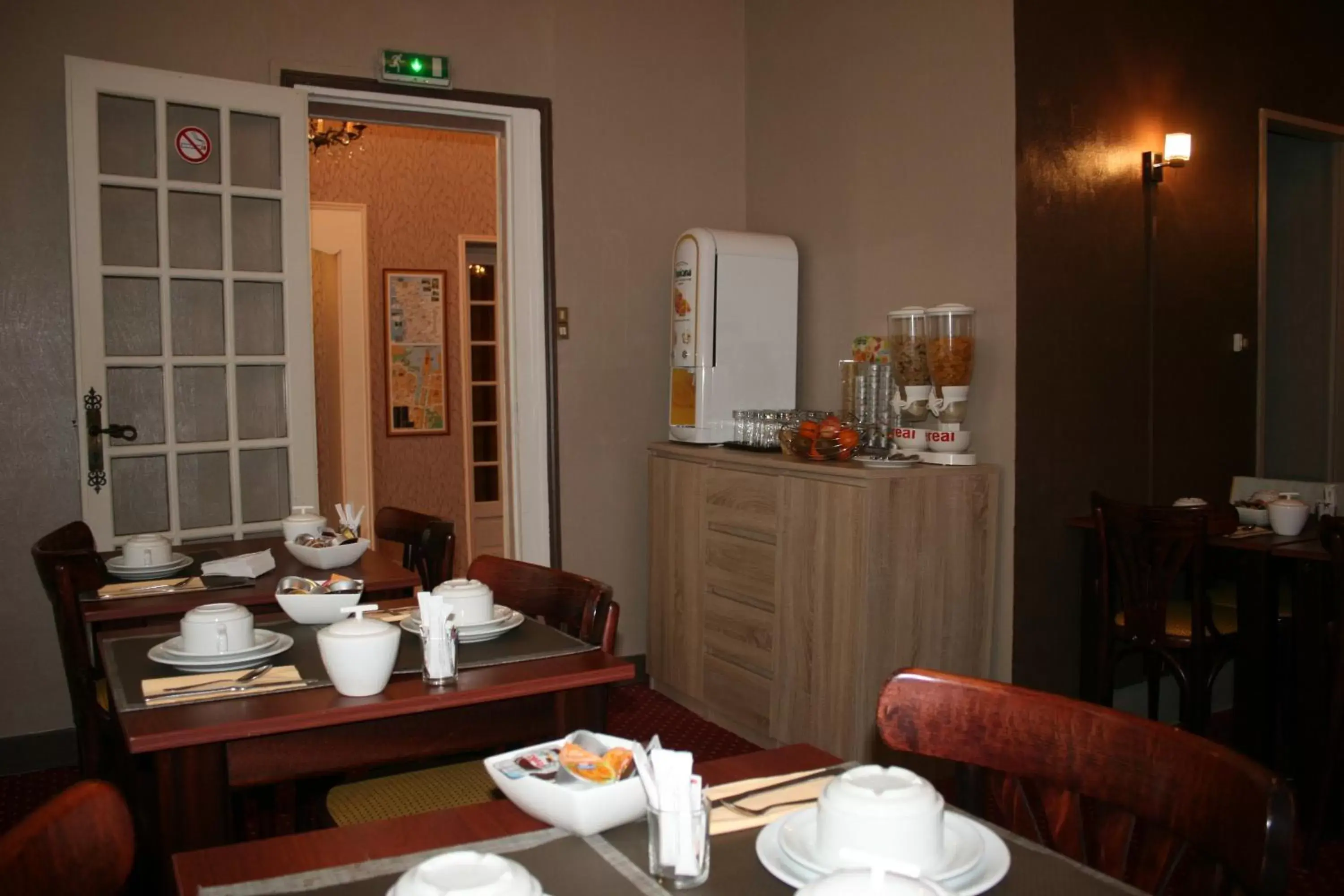 Food, Restaurant/Places to Eat in Cit'Hotel Hôtel Beauséjour