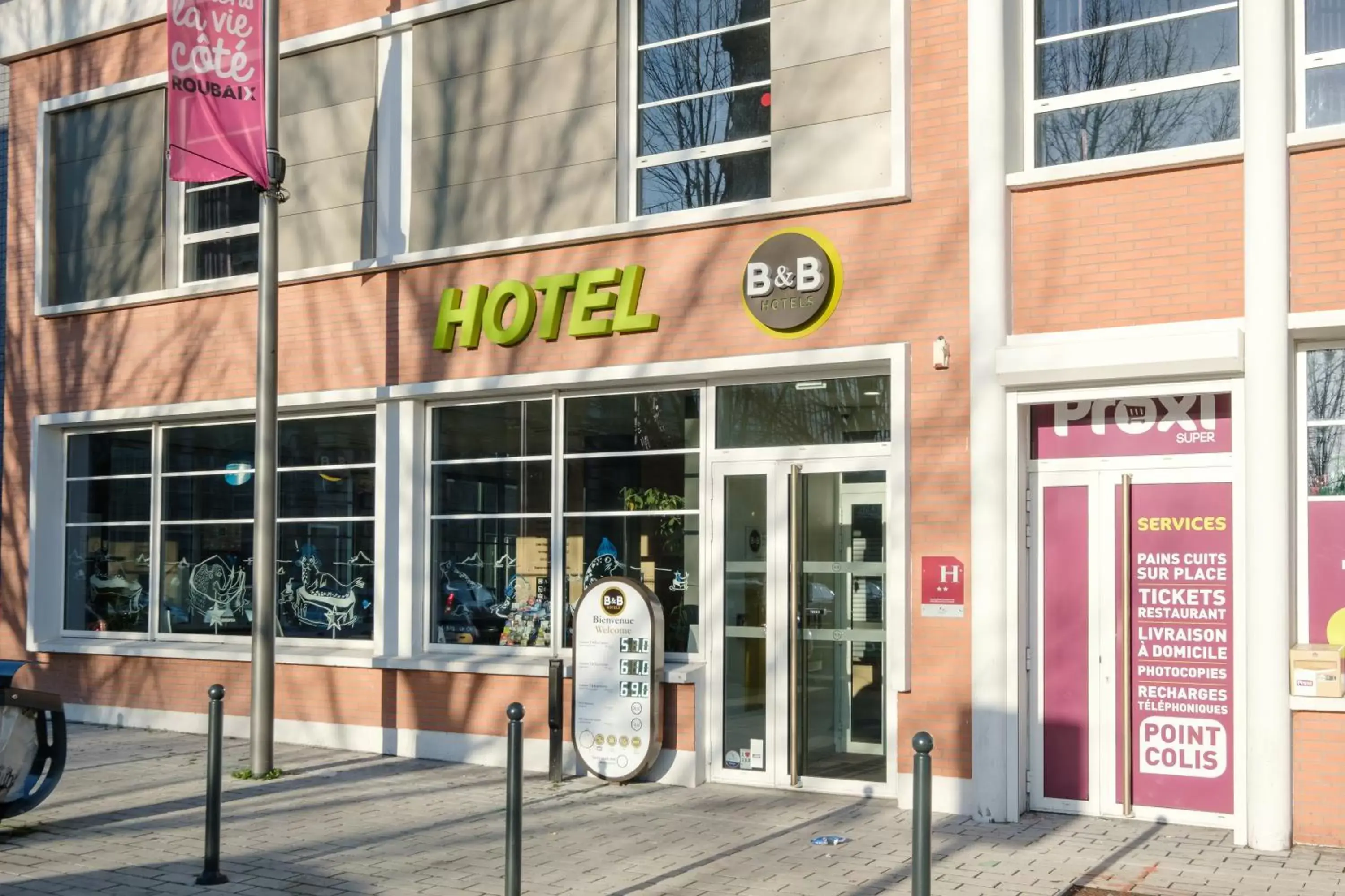 Facade/entrance in B&B HOTEL Lille Roubaix Campus Gare