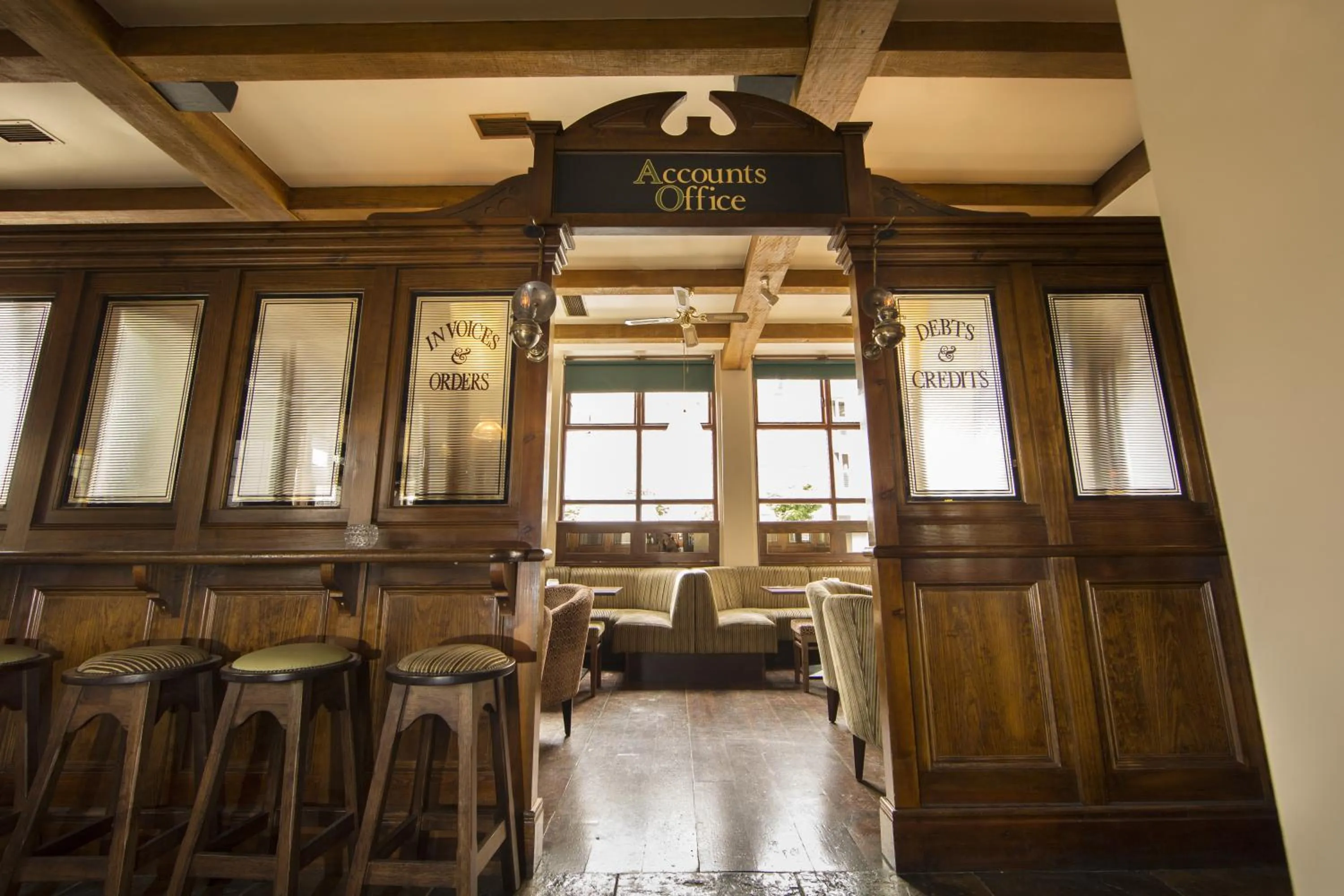 Restaurant/places to eat in Riverside Hotel