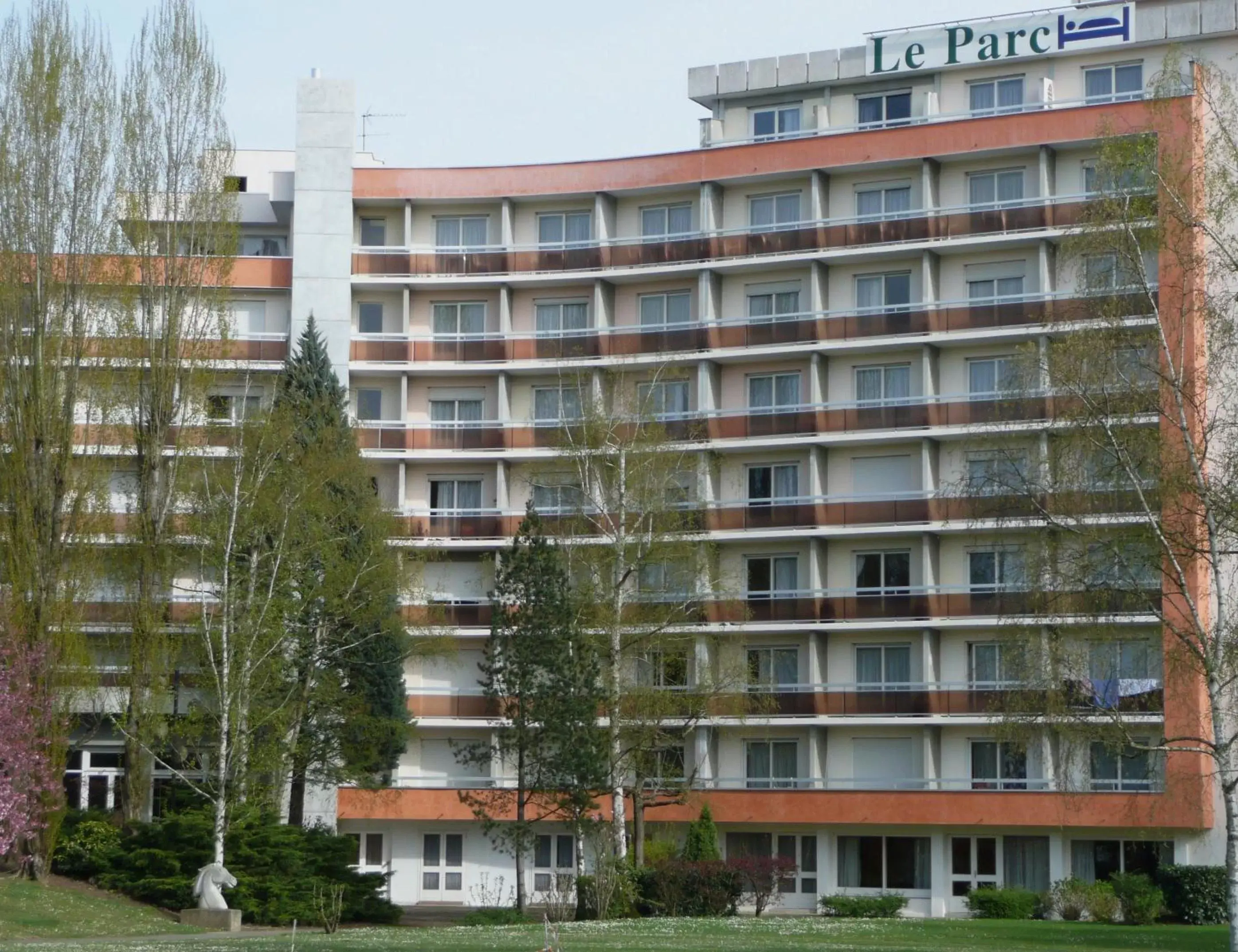 Facade/entrance, Property Building in Brit Hotel Le Parc Vichy