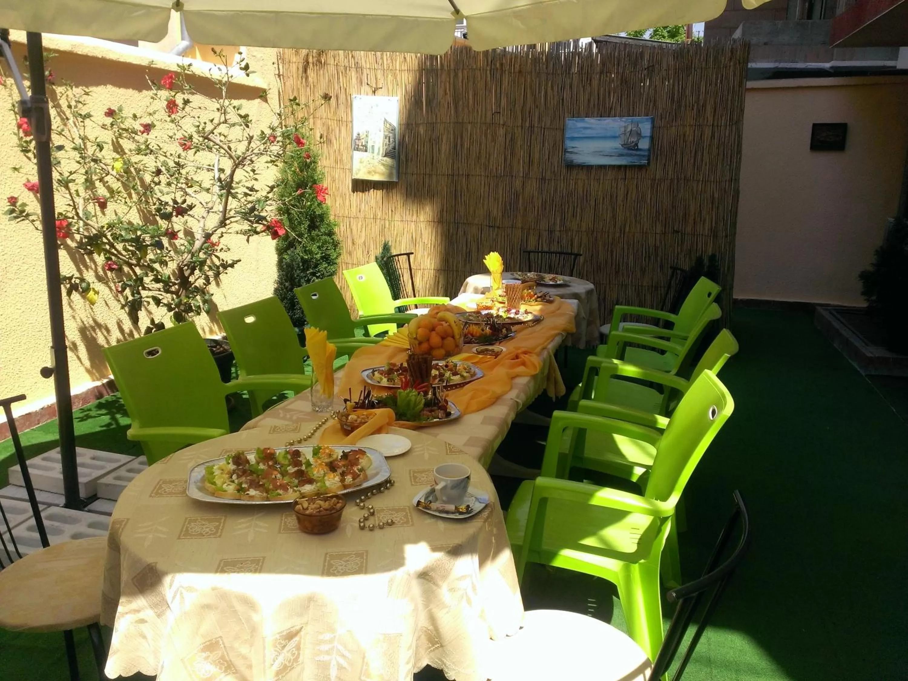 Garden in Hotel Color