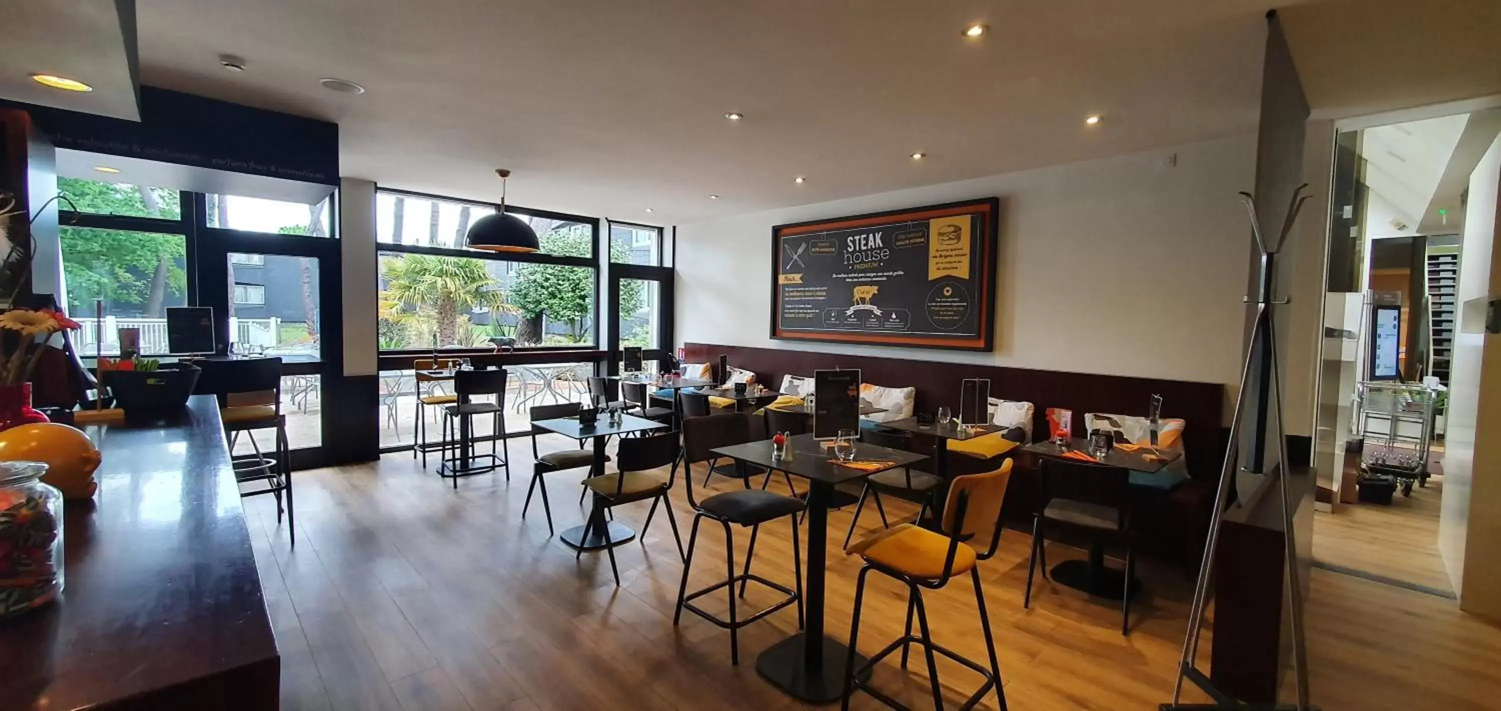 Restaurant/Places to Eat in ibis Styles Lorient Caudan