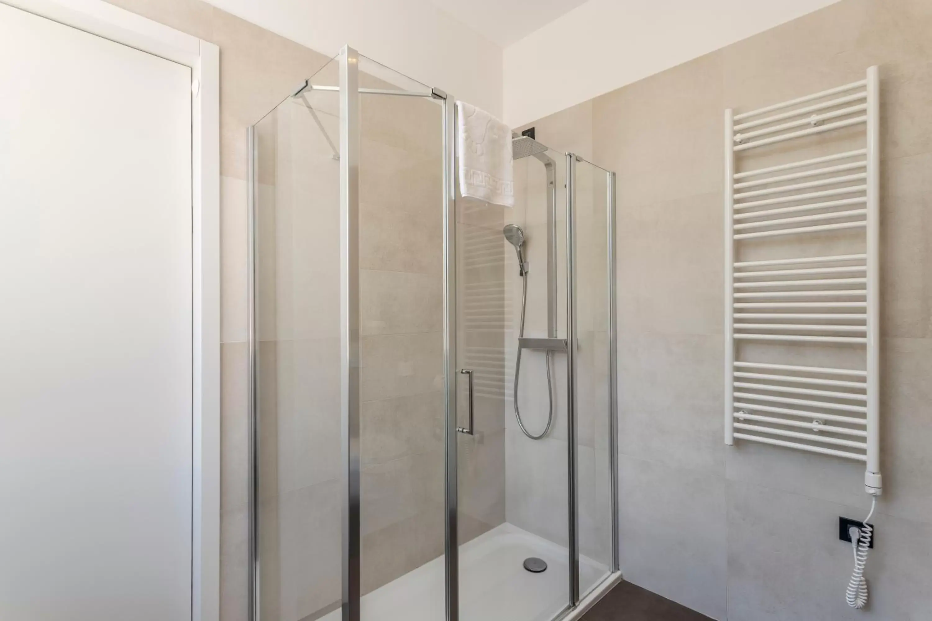 Shower, Bathroom in Cornaro Hotel