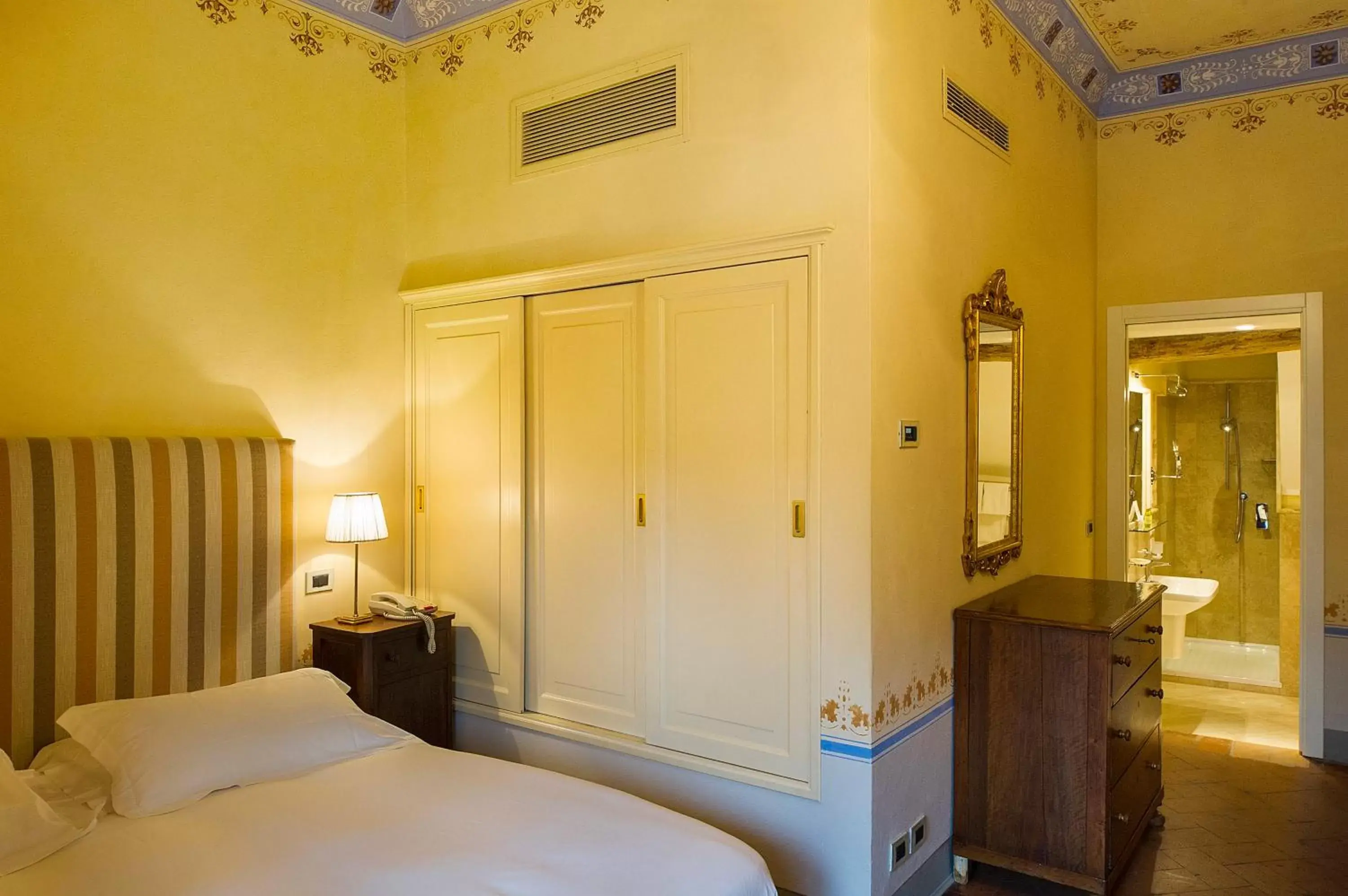 Photo of the whole room, Bed in Palazzo Ravizza