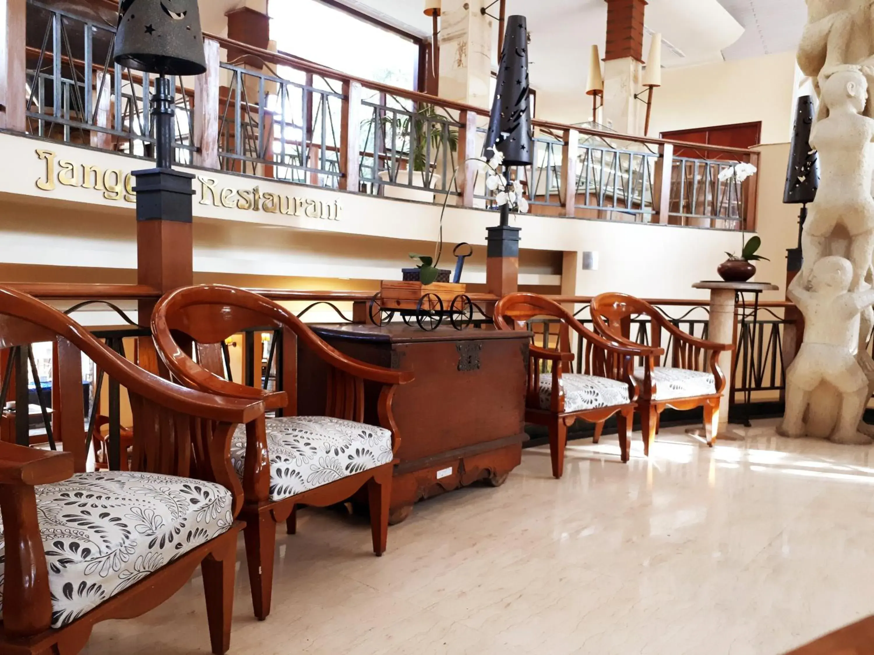 Restaurant/Places to Eat in Novotel Surabaya Hotel