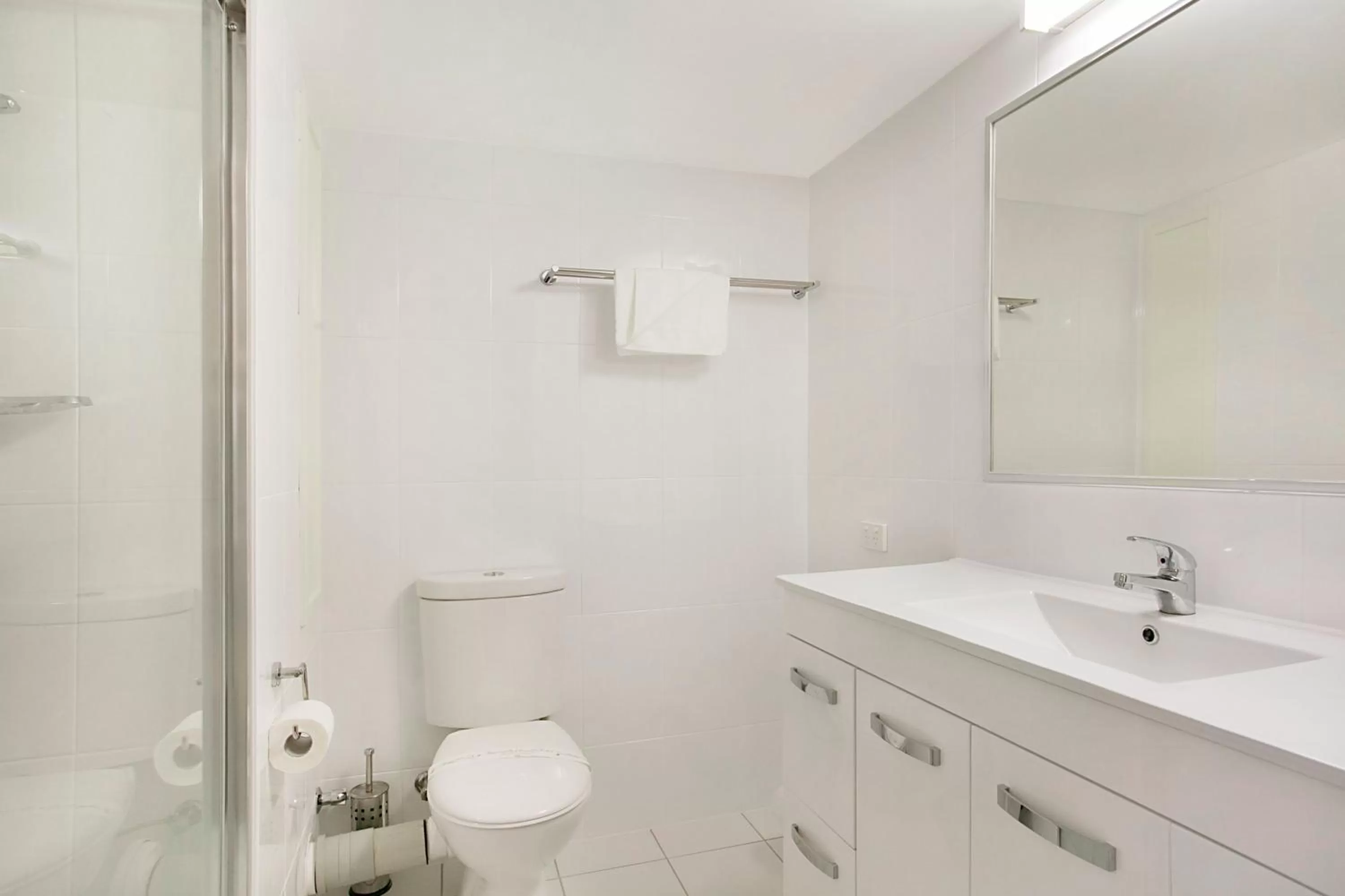 Bathroom in Solnamara Beachfront Apartments