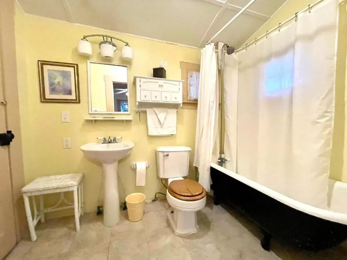 Bathroom in Grady House Bed and Breakfast