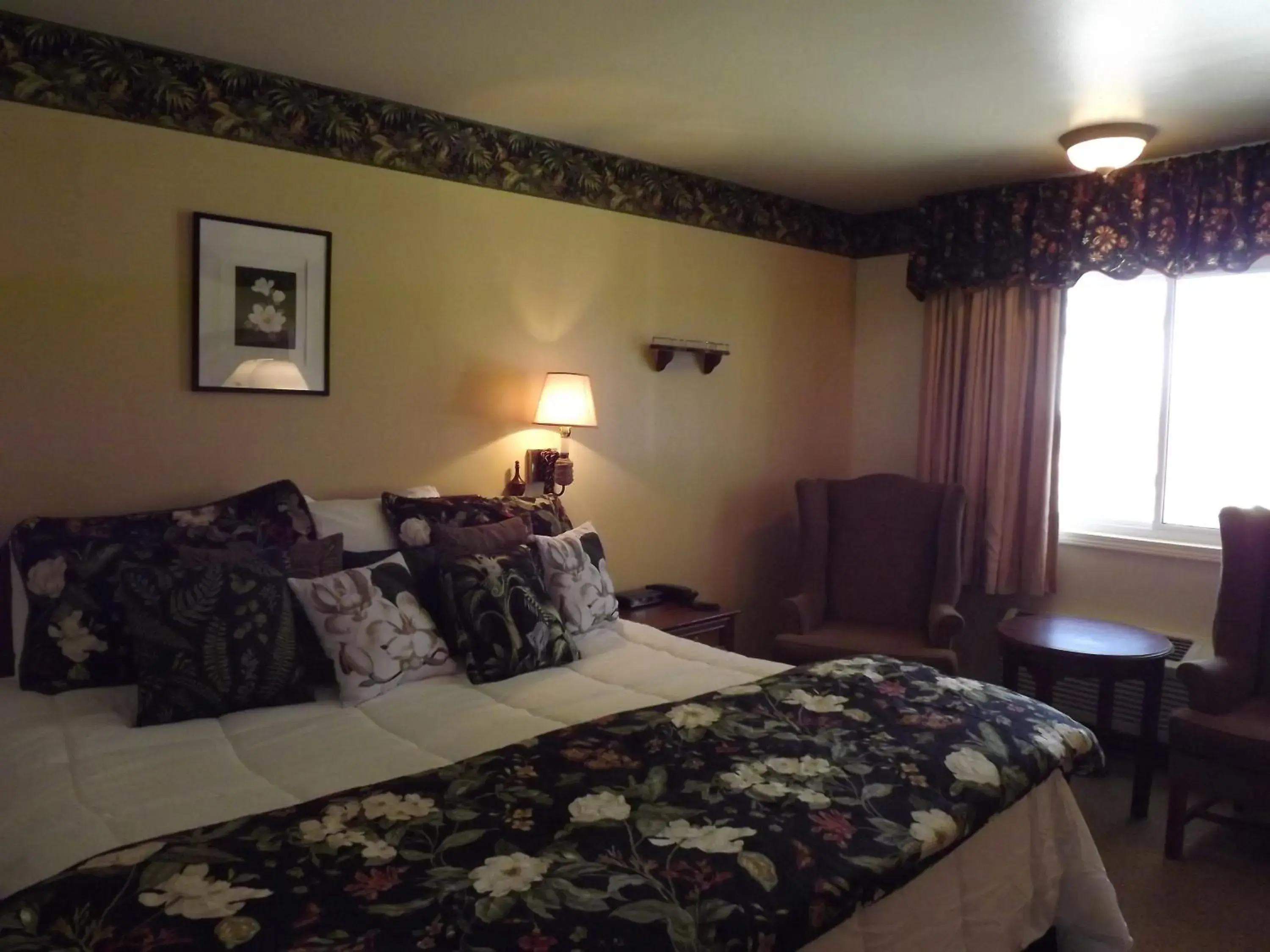 Seating area, Bed in Crest Country Inn