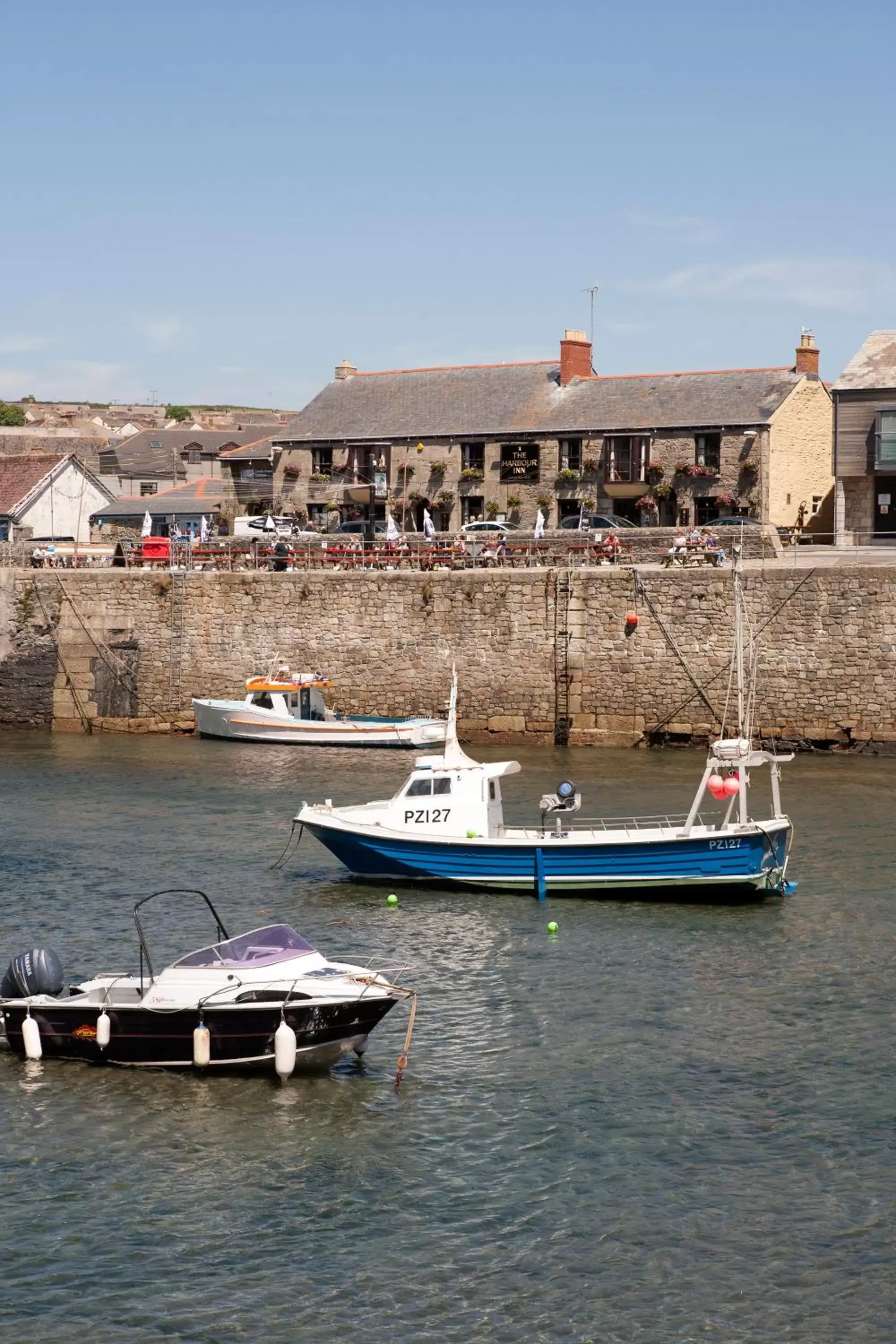 Facade/entrance in Harbour Inn