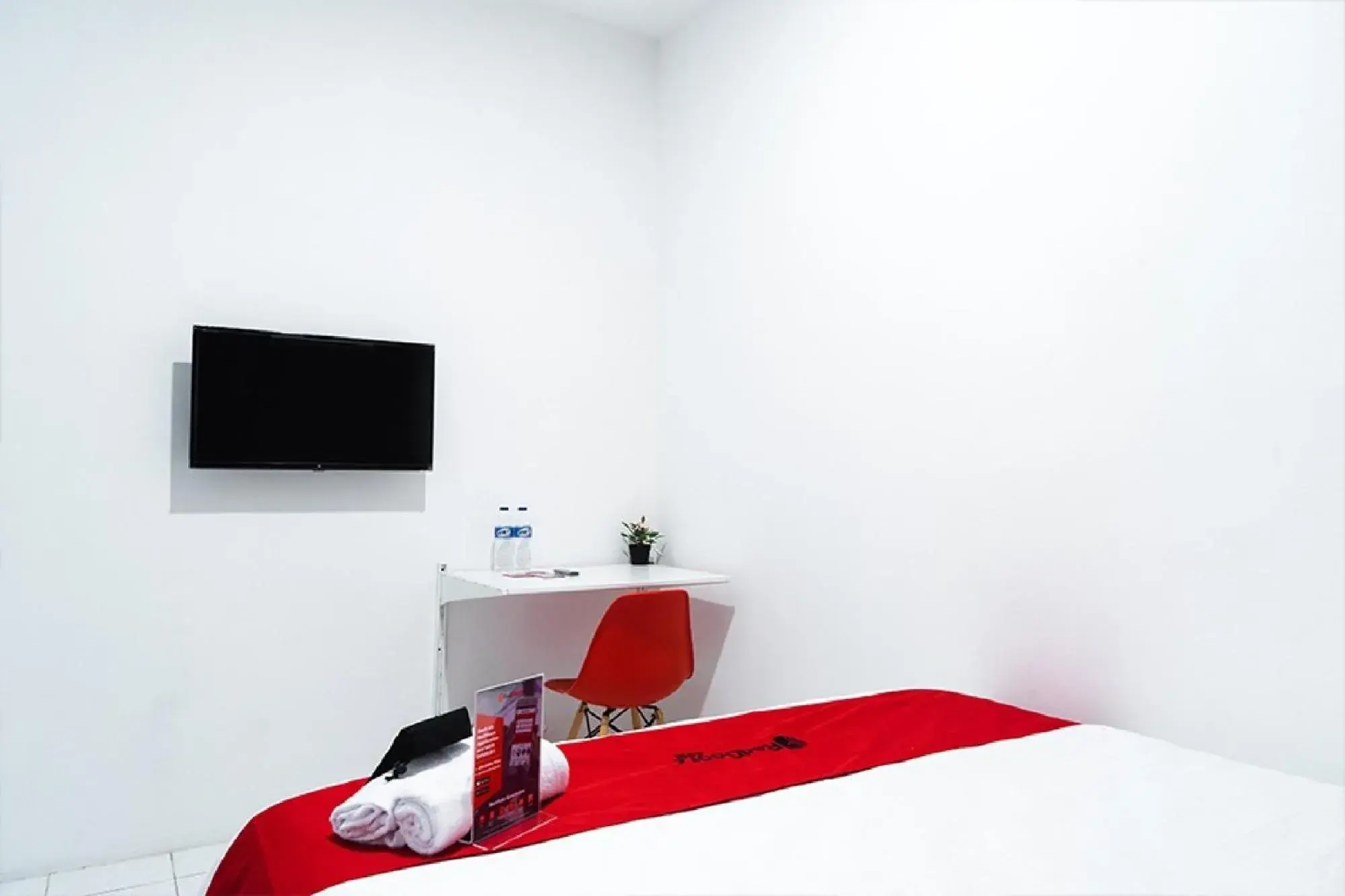 Bed in RedDoorz near Seasons City Mall