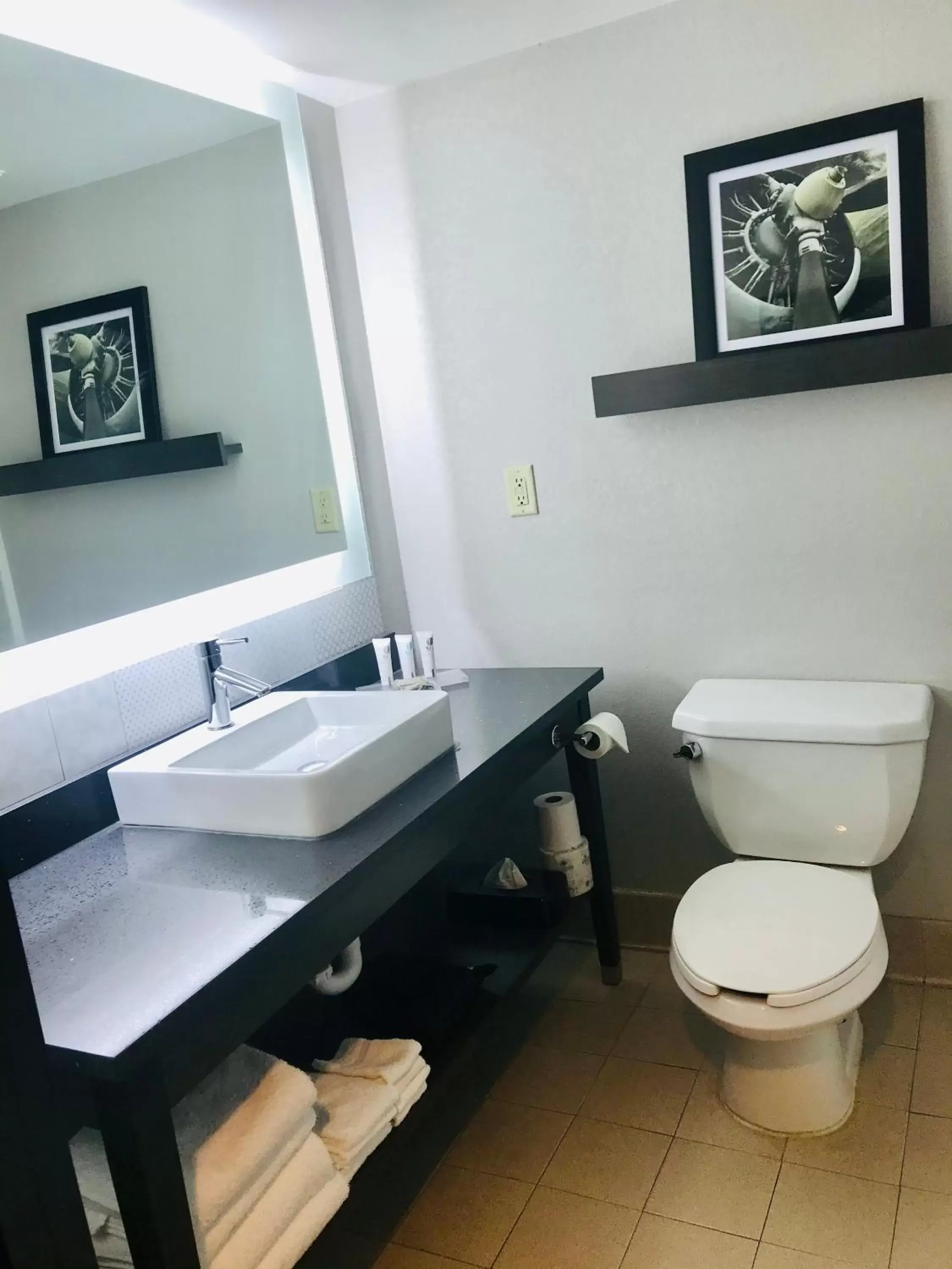 Bathroom in Country Inn & Suites by Radisson, Warner Robins, GA