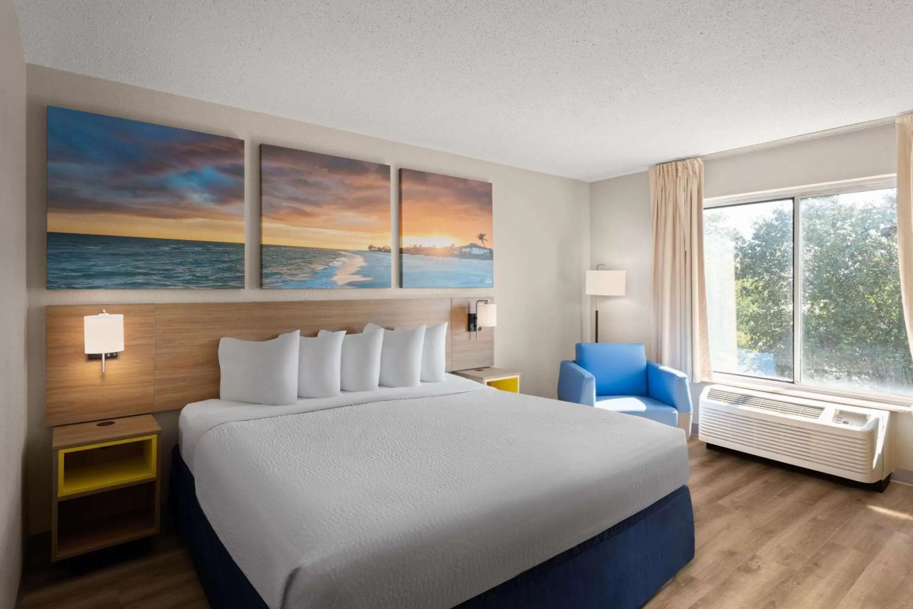 Deluxe King Room - Non-Smoking in Days Inn by Wyndham Florence Near Civic Center Deluxe King Room - Non-Smoking in Days Inn by Wyndham Florence Near Civic Center