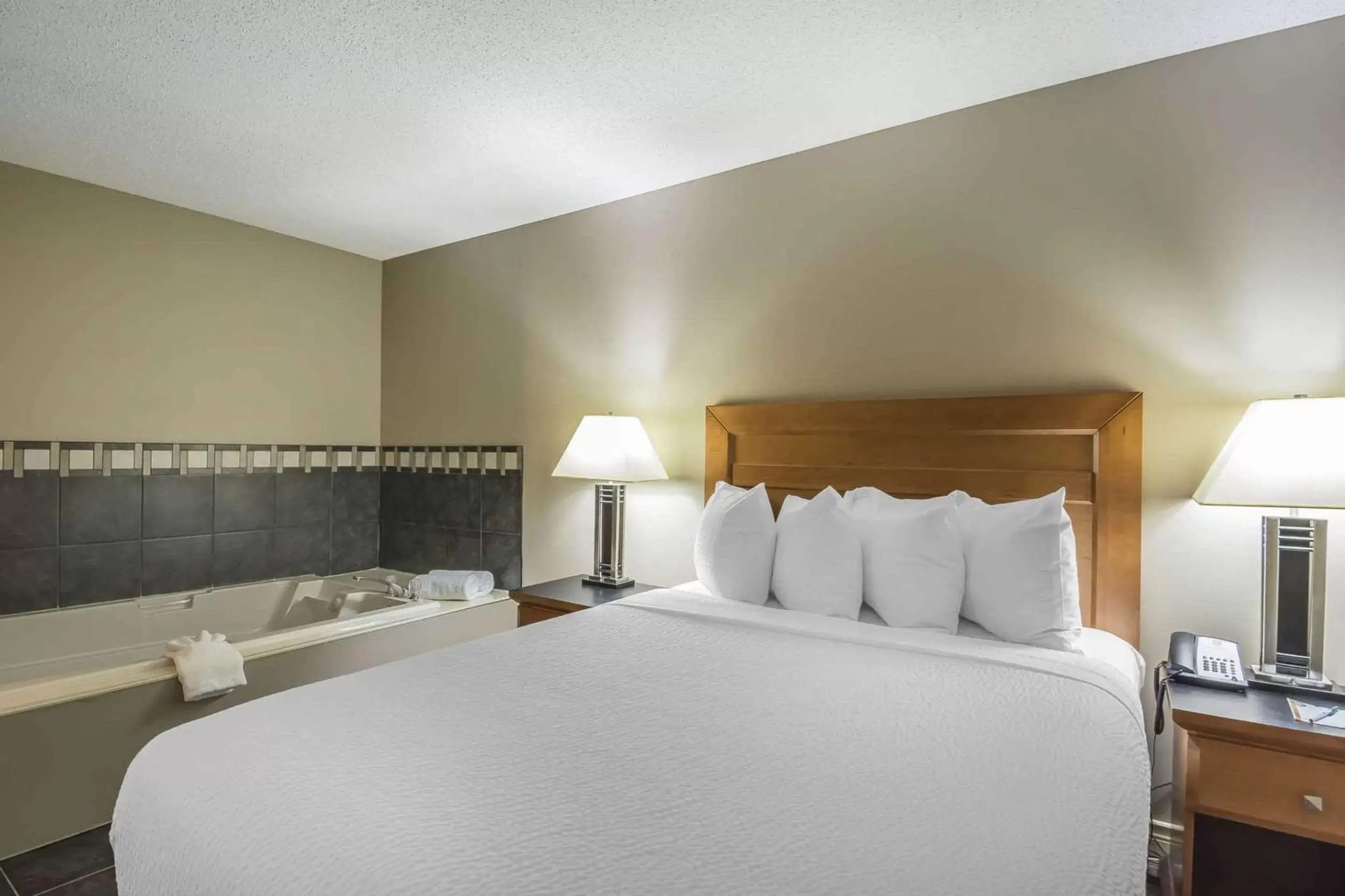 Photo of the whole room, Bed in Quality Inn West Edmonton