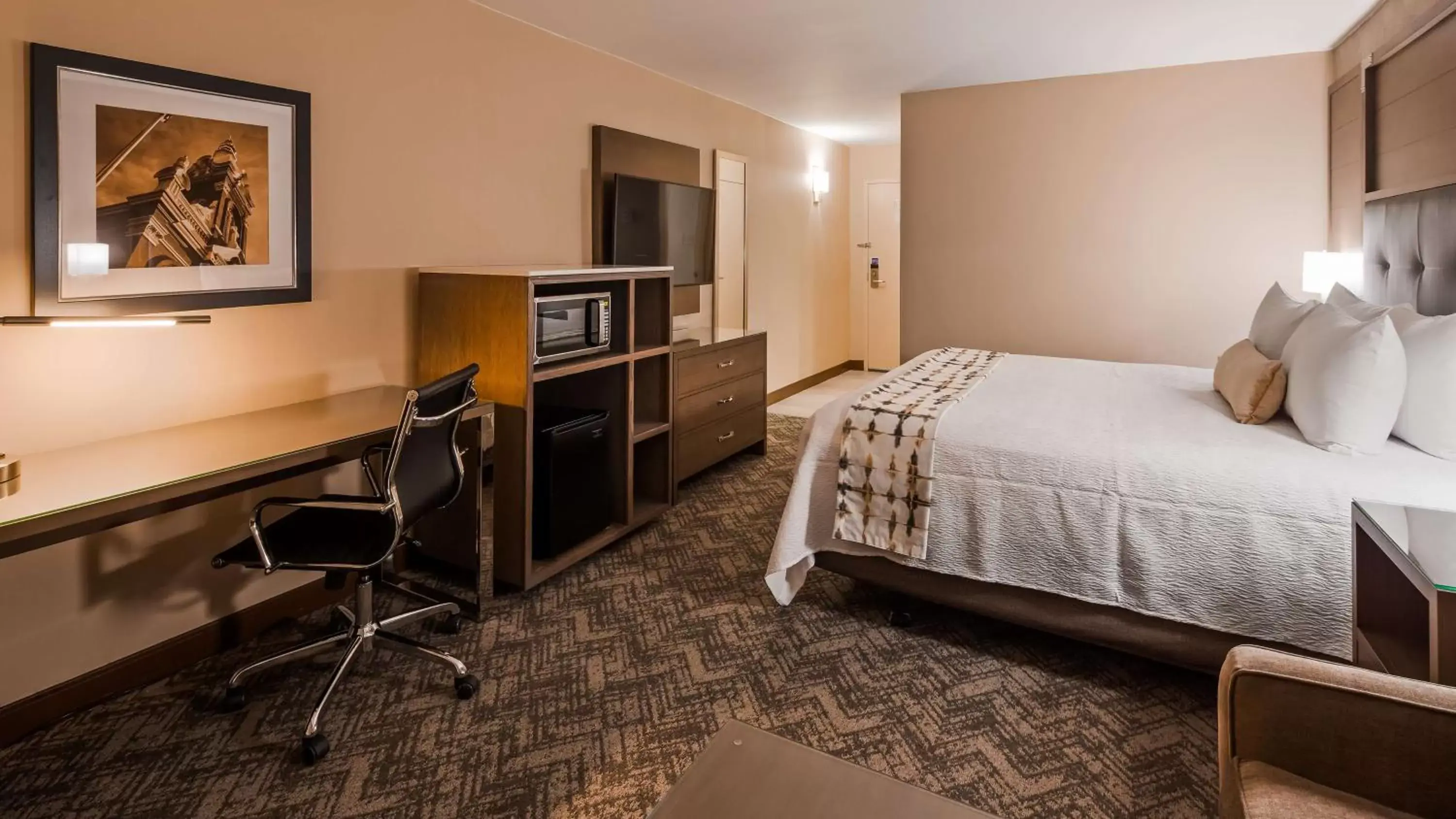 King Room with Mobility Accessible Tub and Sofa Bed in Best Western Premier Kansas City Sports Complex Hotel King Room with Mobility Accessible Tub and Sofa Bed in Best Western Premier Kansas City Sports Complex Hotel