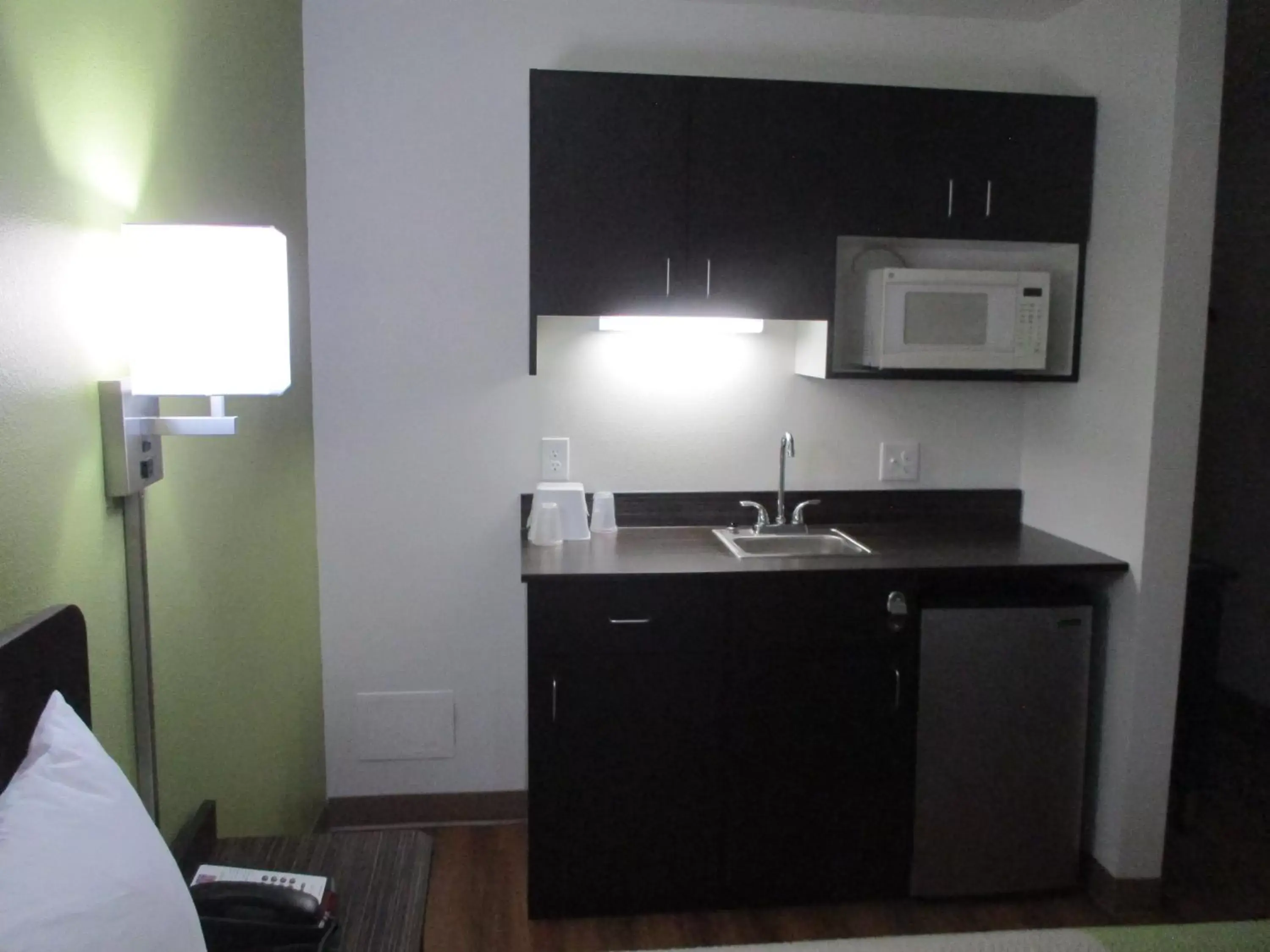 Kitchen or kitchenette, Kitchen/Kitchenette in Motel 6-North Olmsted, OH - Cleveland