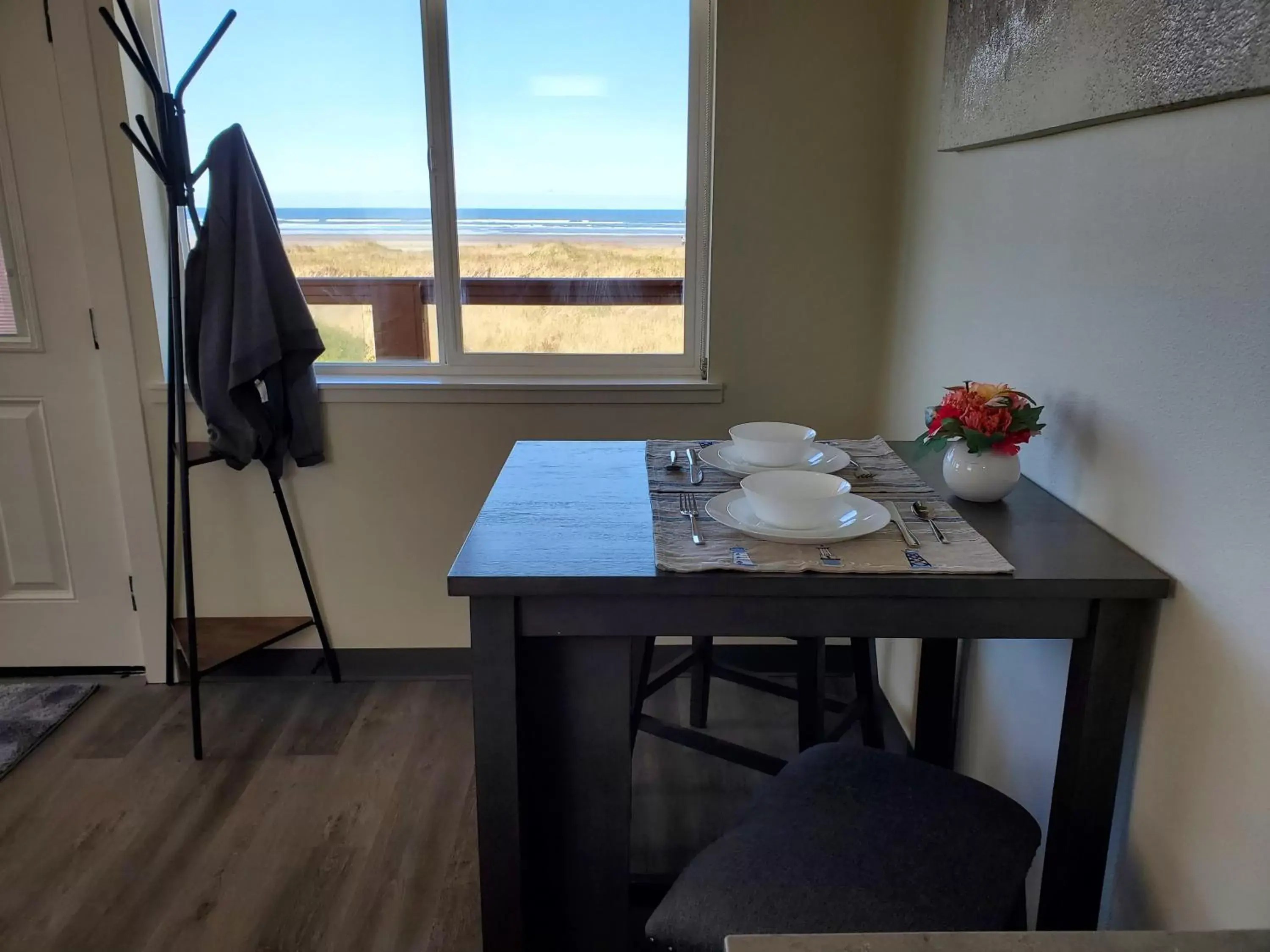 Natural landscape, Dining Area in Moonstone Beach Motel