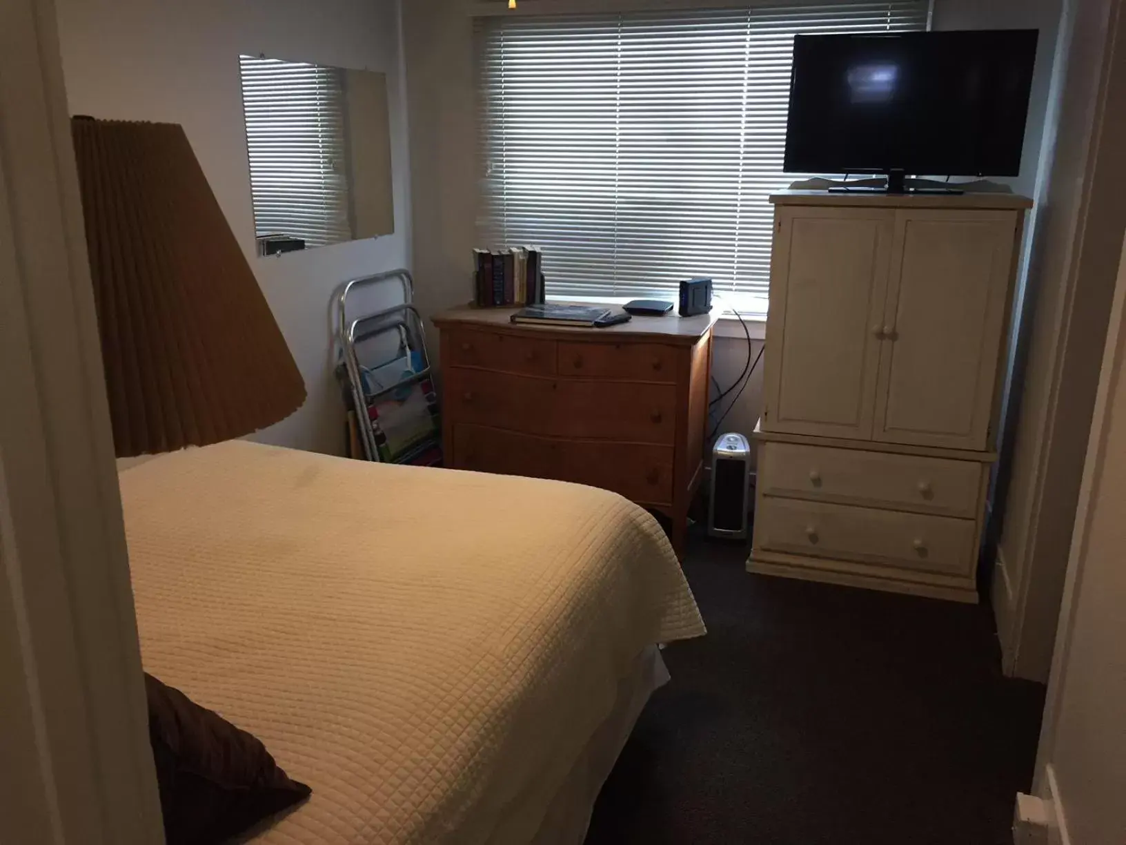 Bedroom, TV/Entertainment Center in Catalina Island Seacrest Inn
