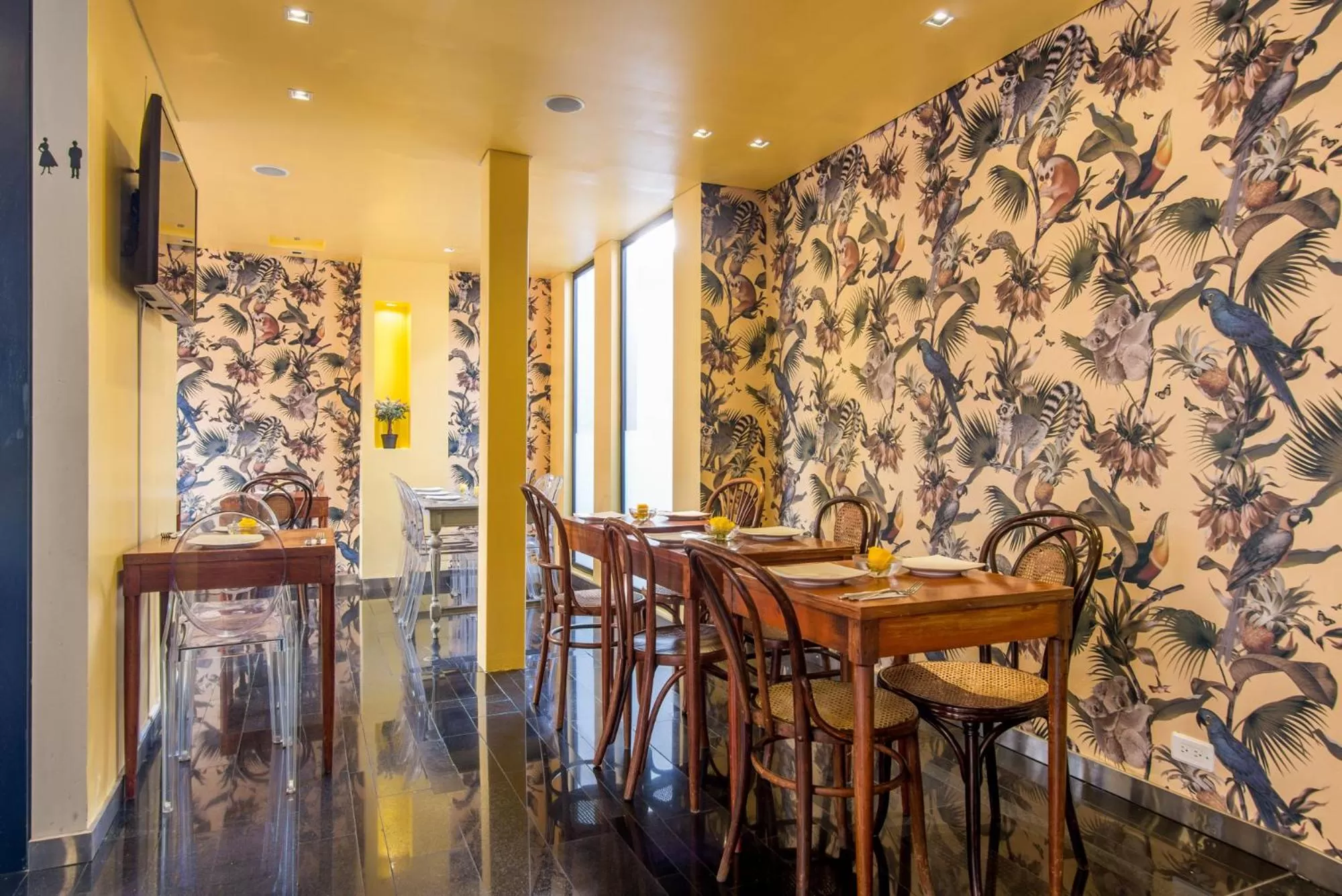 Restaurant/places to eat in Hotel Regina