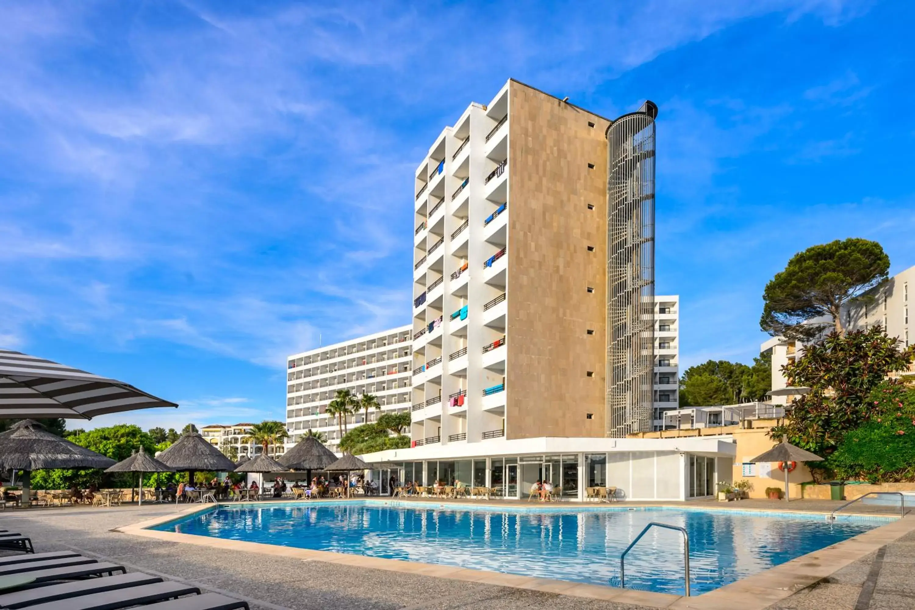 Swimming Pool in Hotel Vibra Beverly Playa