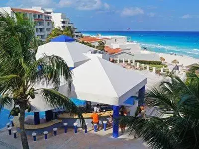 Lounge or bar, Pool View in Apartment Ocean Front Cancun