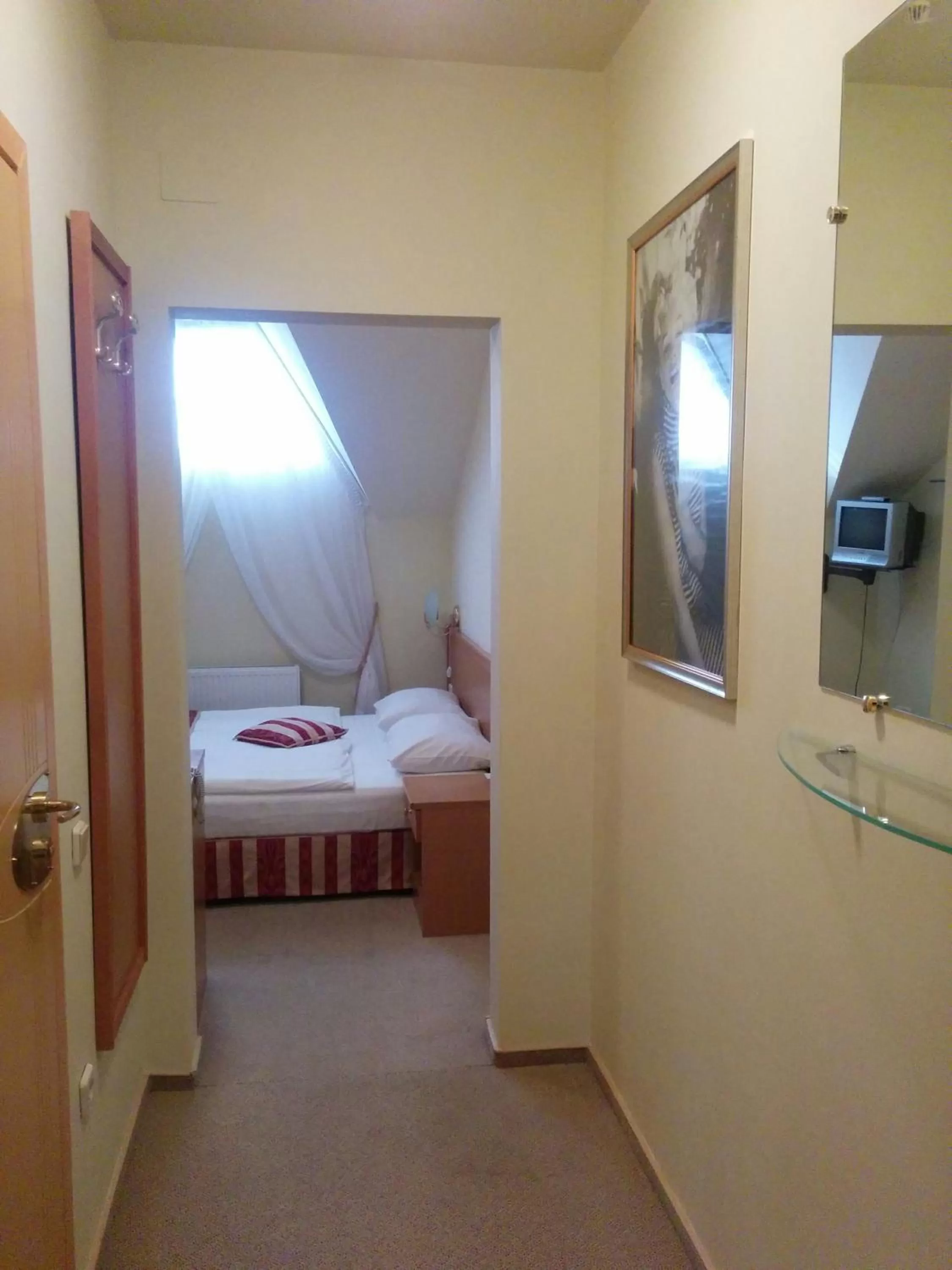 Photo of the whole room, Bed in Oscar