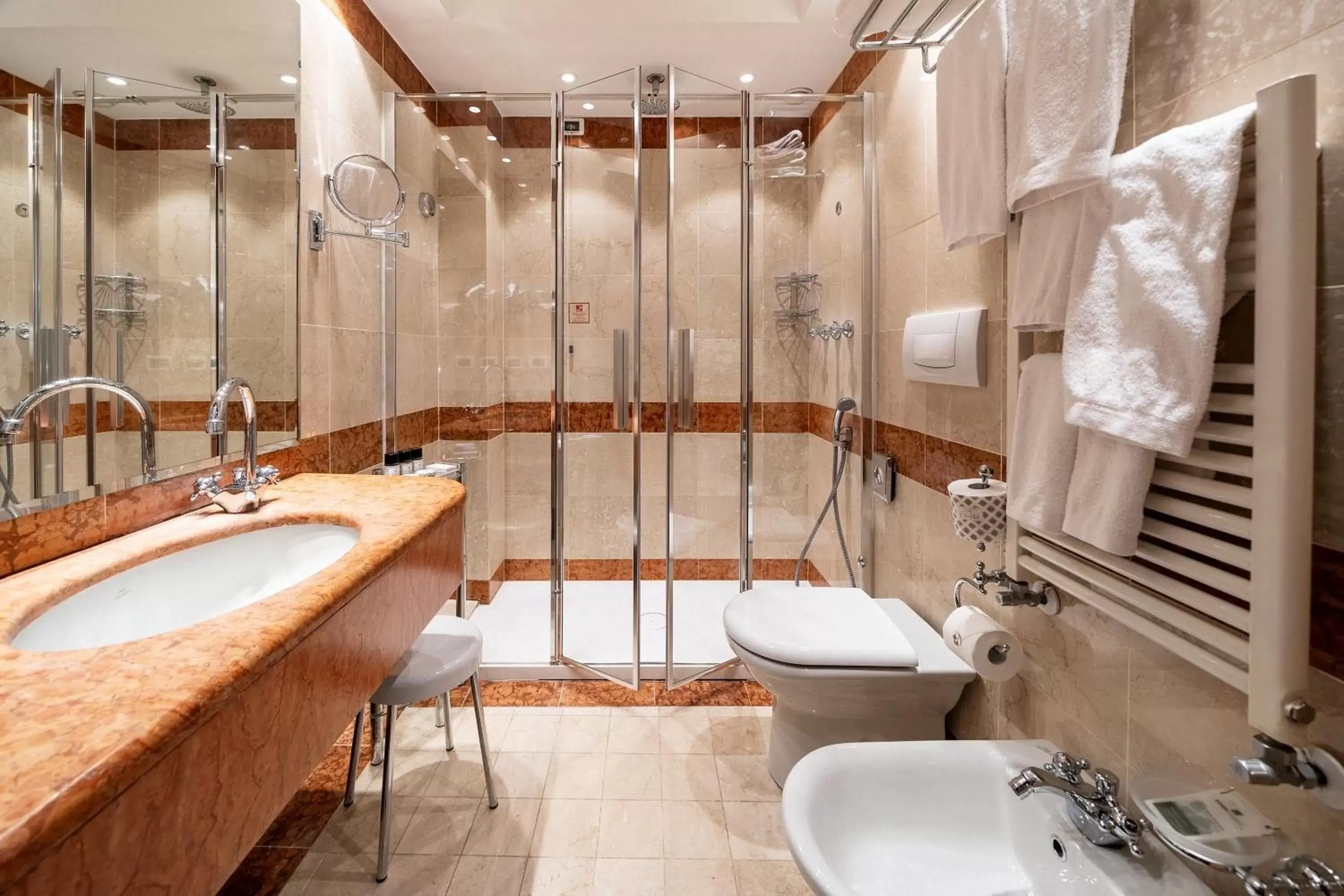 Shower, Bathroom in Hotel Colombina