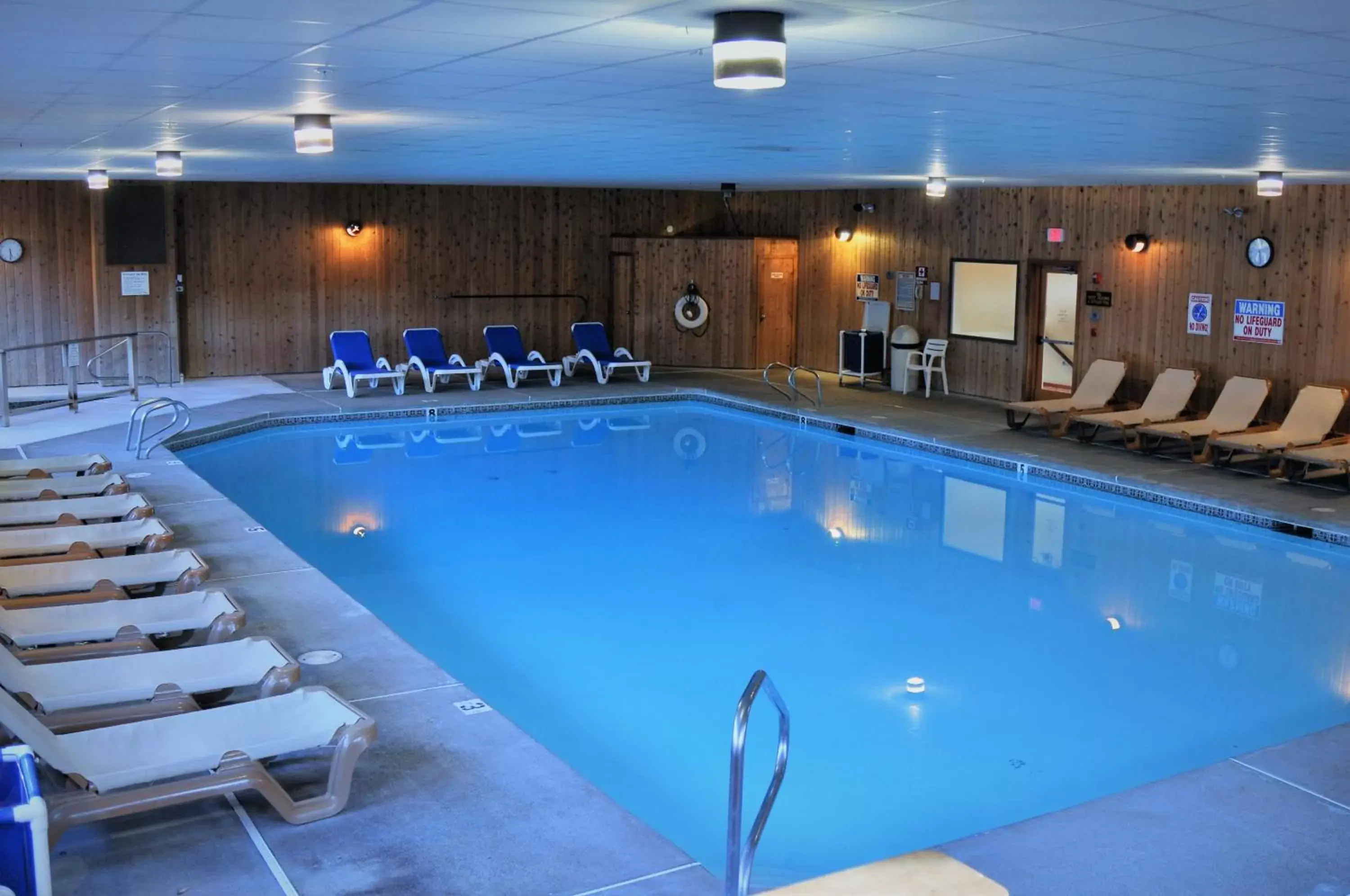 Swimming Pool in Fox Ridge Resort