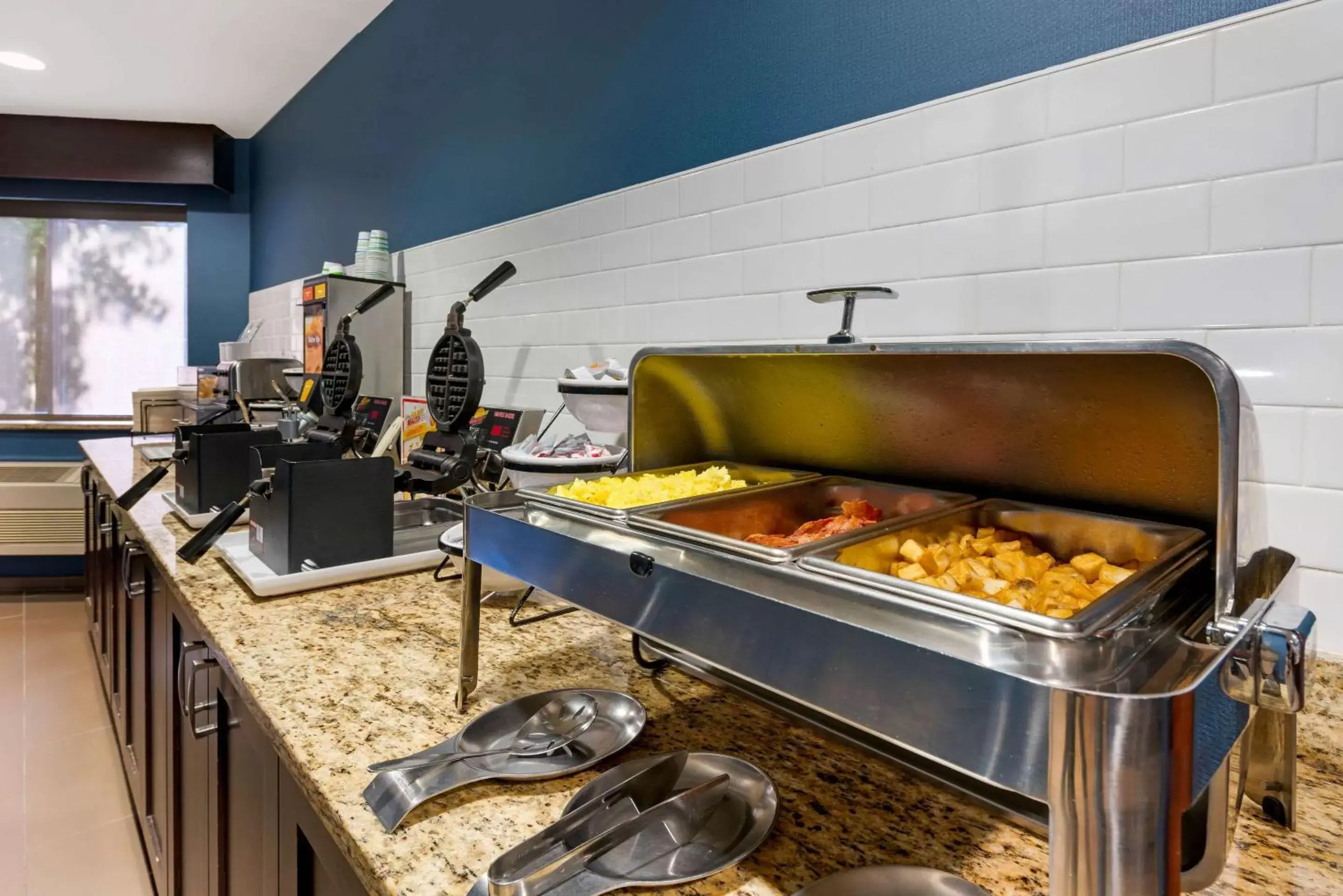 Restaurant/places to eat, Kitchen/Kitchenette in Comfort Inn University