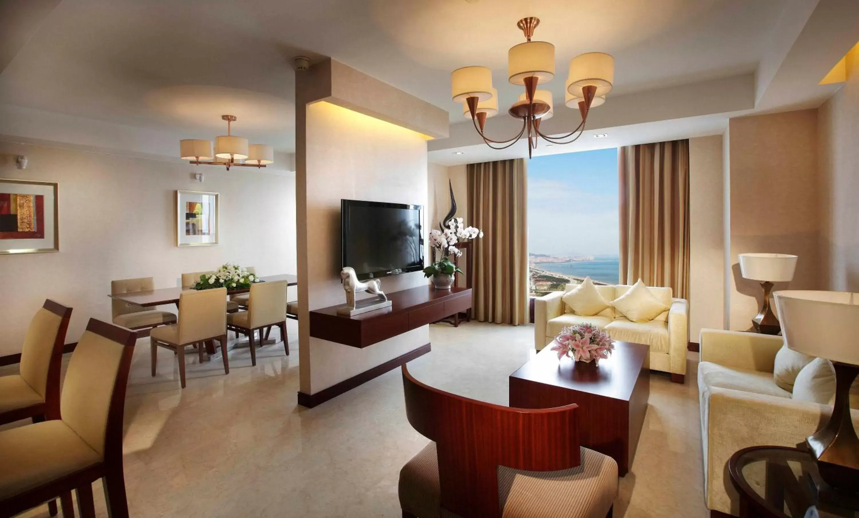 Photo of the whole room, Lounge/Bar in Crowne Plaza Yantai Sea View, an IHG Hotel