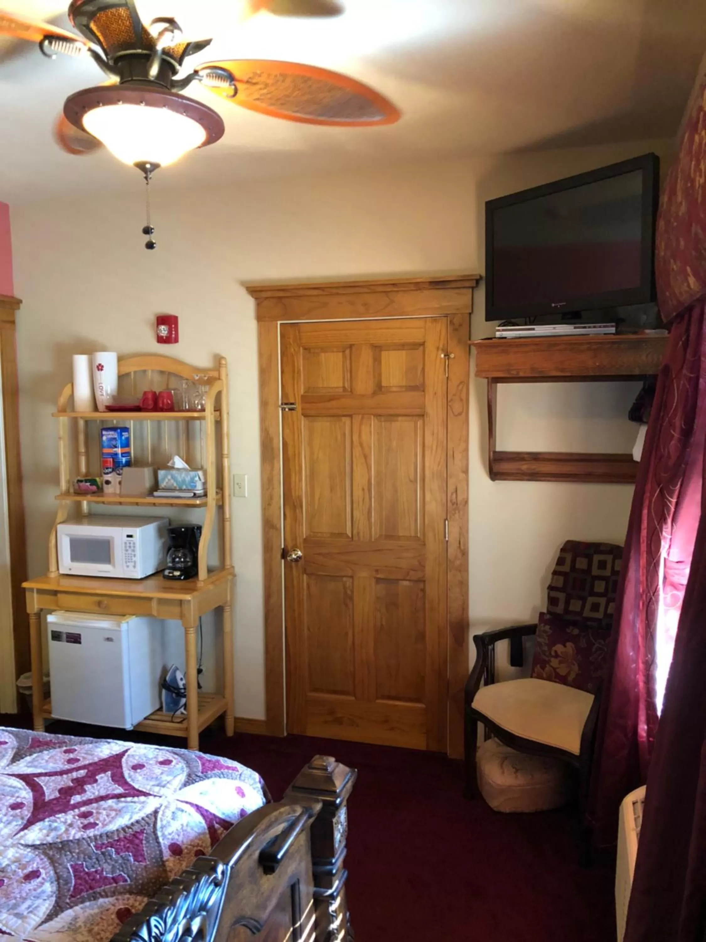 Bed in All Seasons Inn