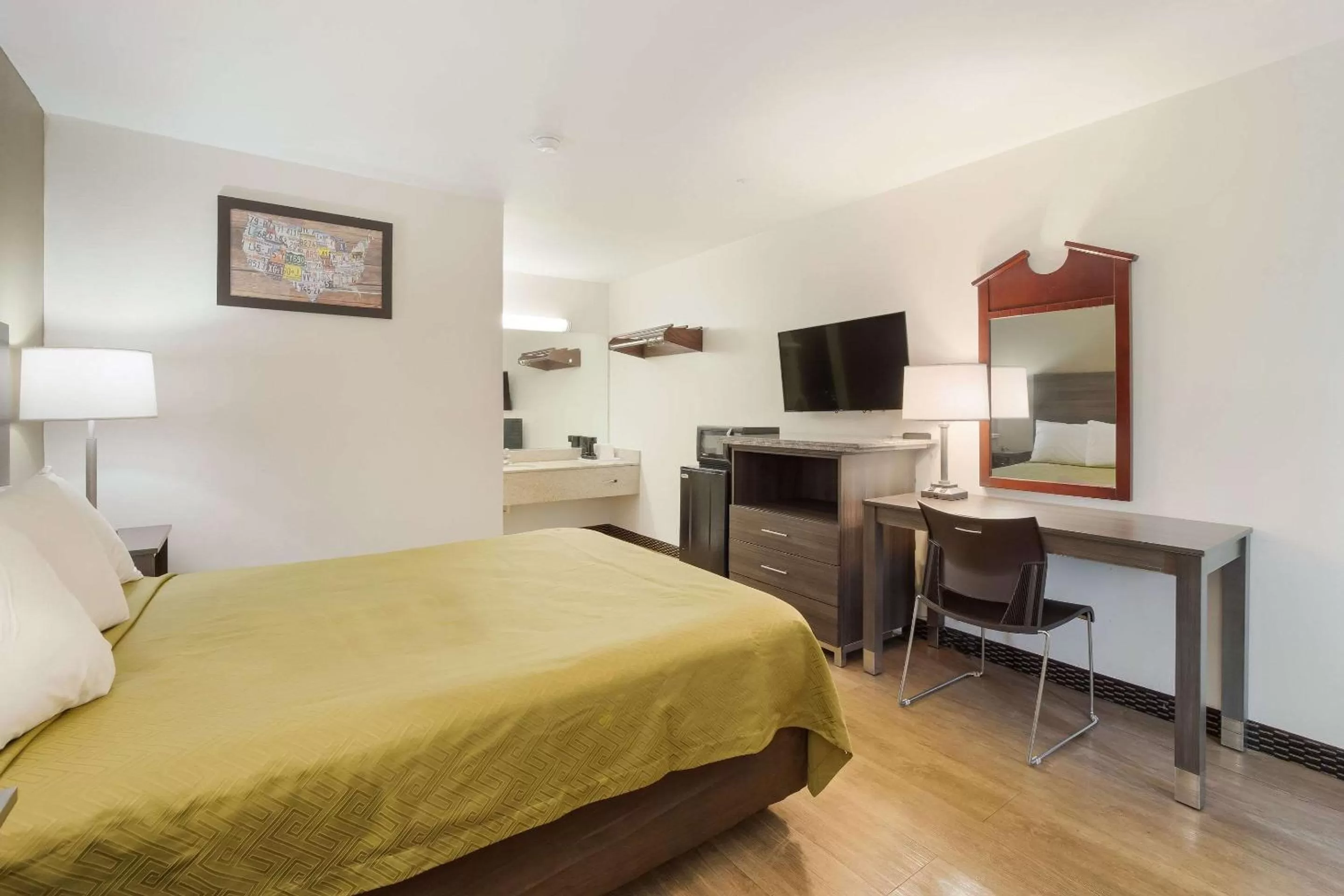 Photo of the whole room, Bed in Econo Lodge