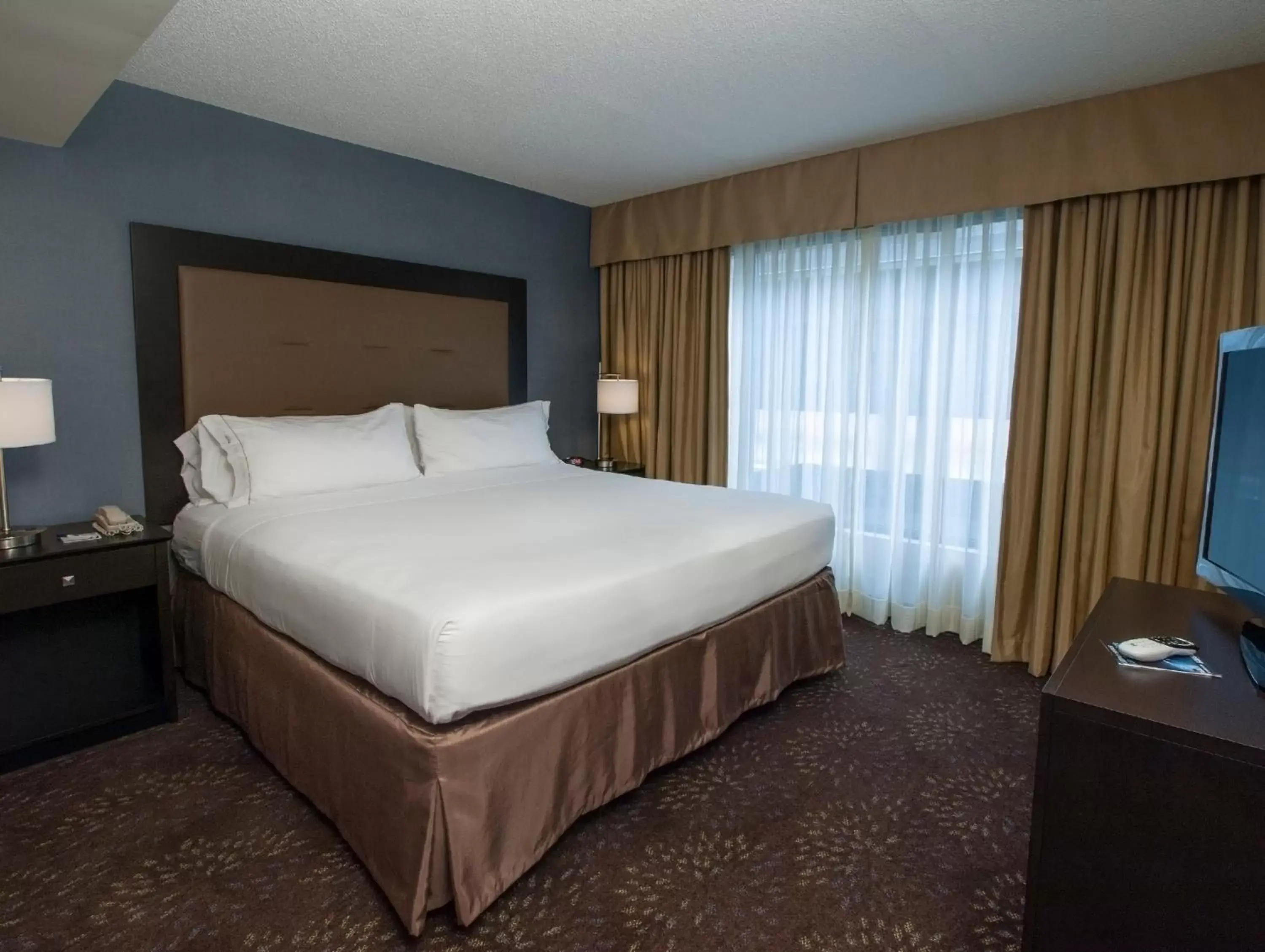 Bed in Holiday Inn Express & Suites Buffalo Airport, an IHG Hotel
