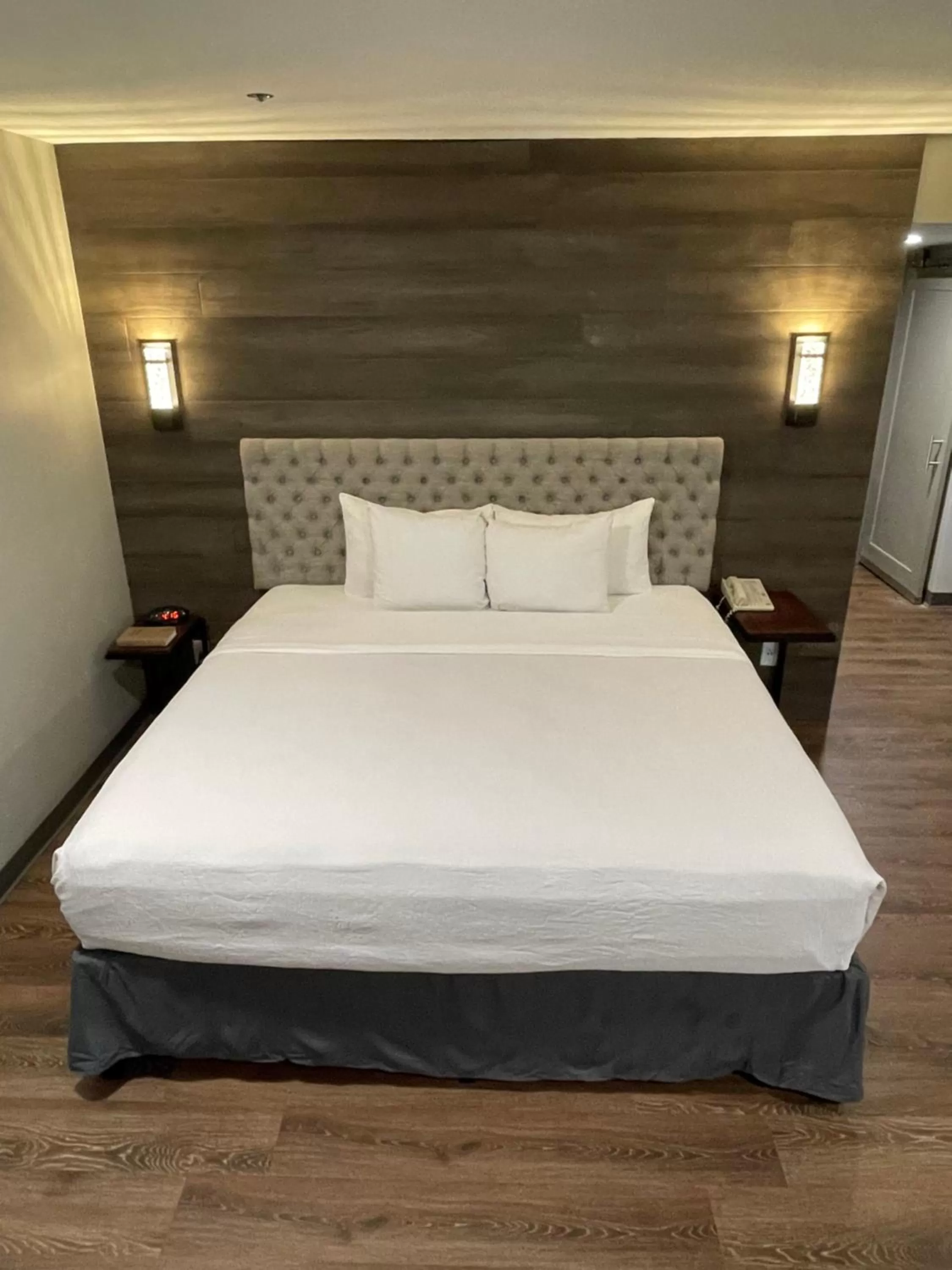 Bed in Chateau Hotel and Conference Center