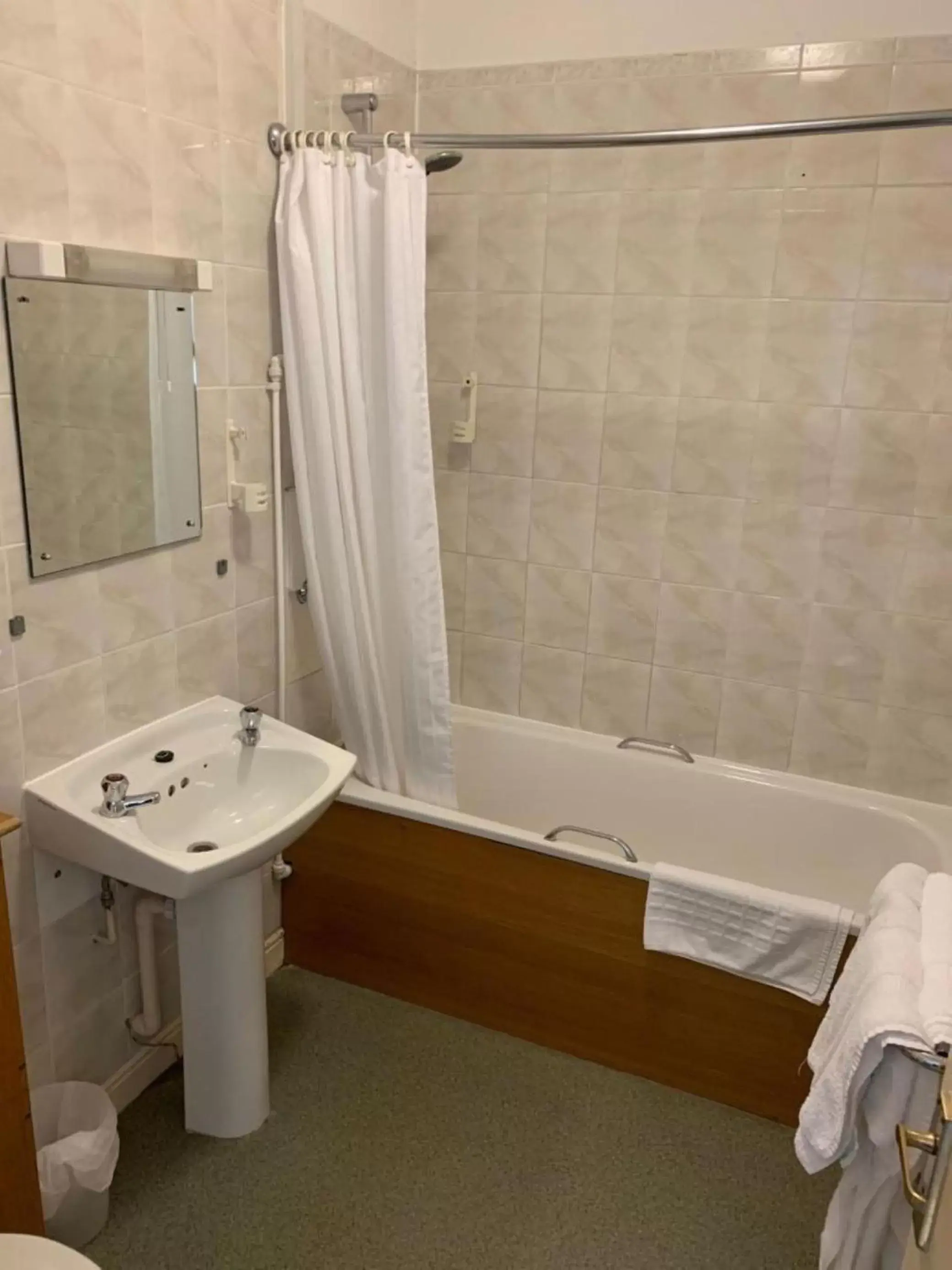 Bedroom, Bathroom in Waterford Lodge Hotel