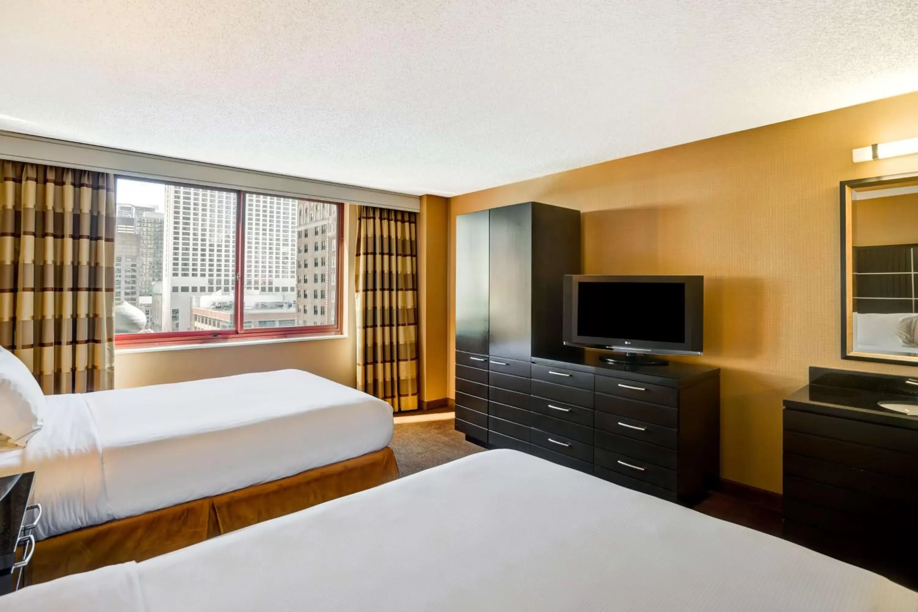Bed, TV/Entertainment Center in Embassy Suites Chicago - Downtown River North