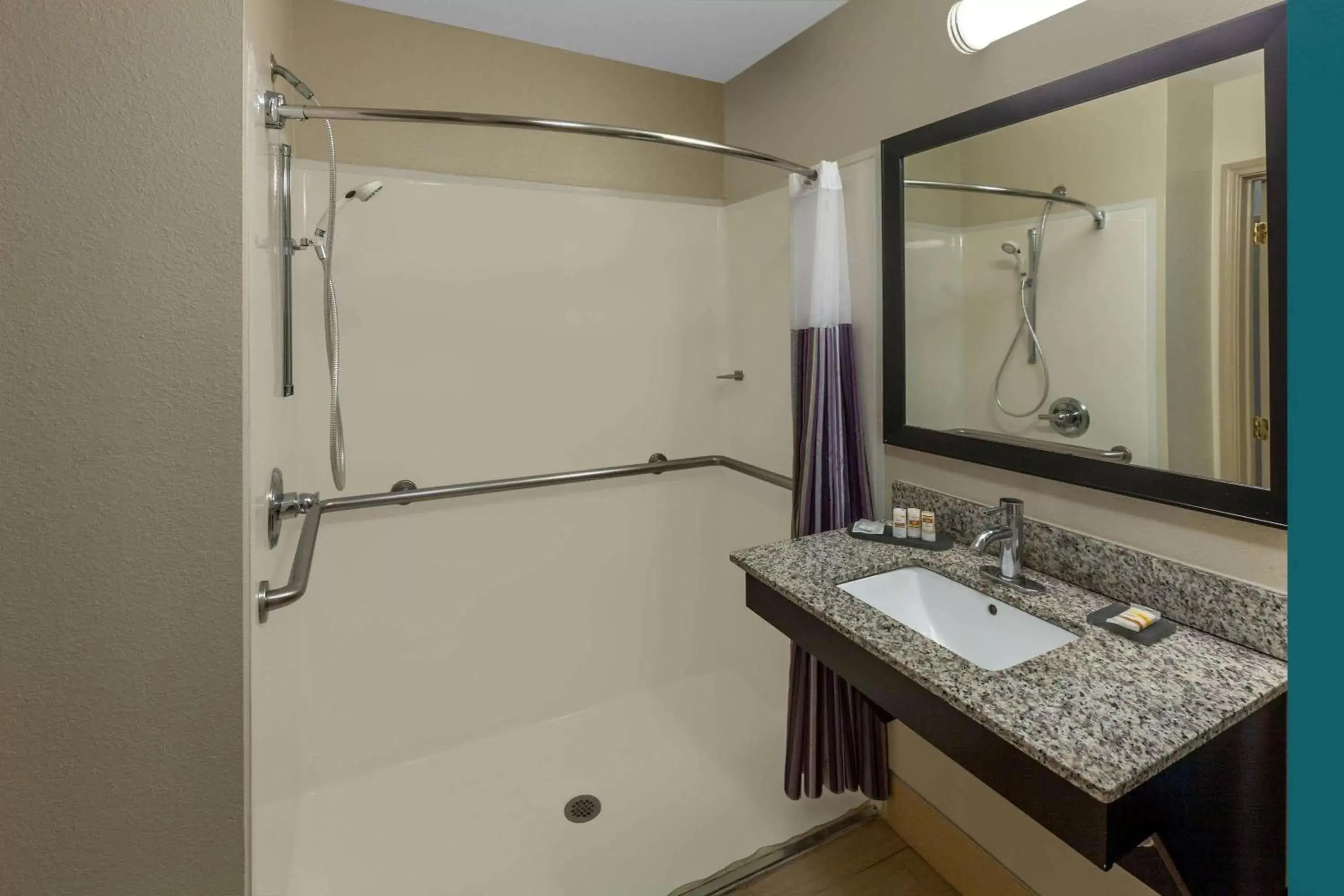 Shower, Bathroom in La Quinta by Wyndham Midland North