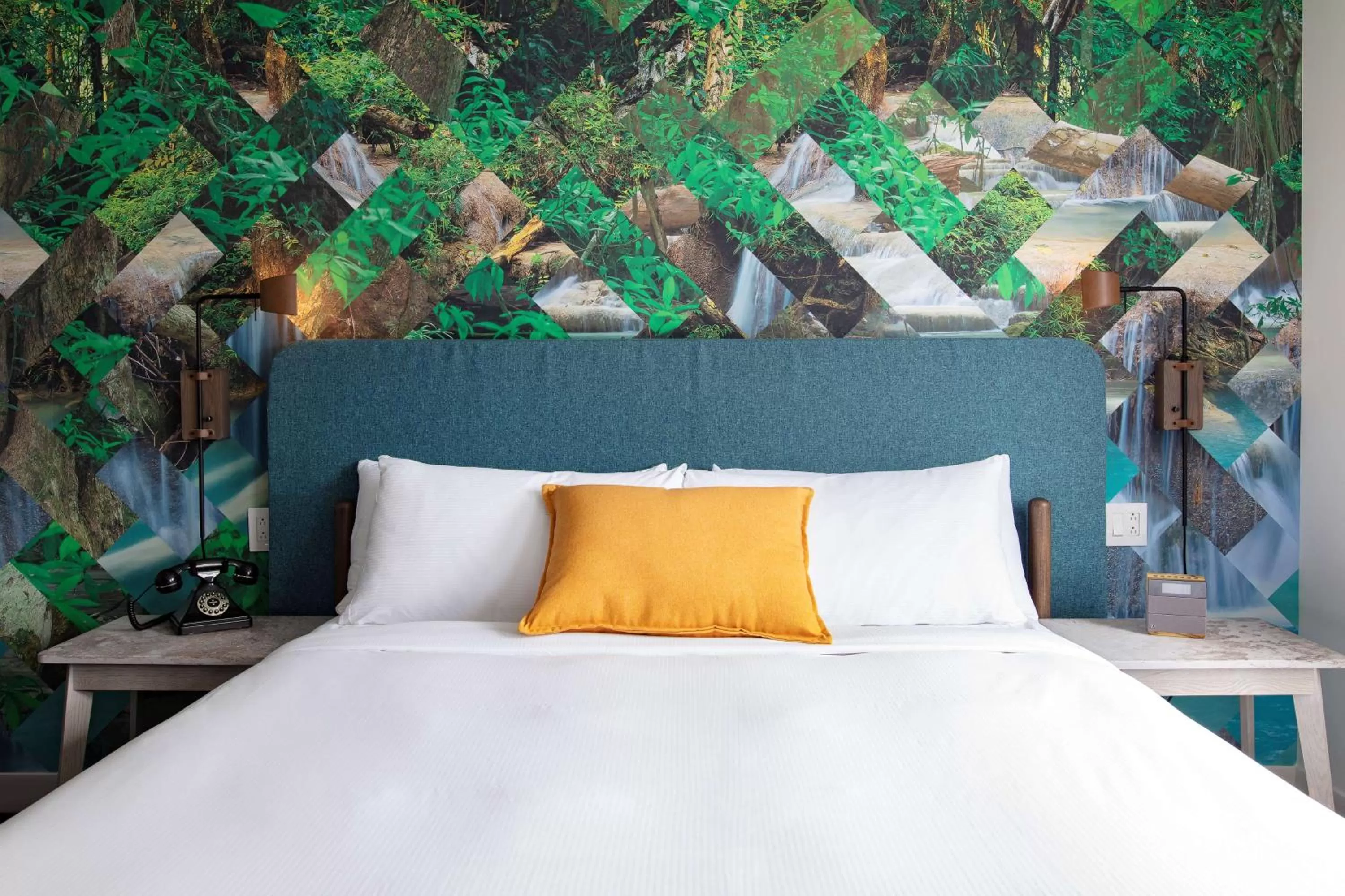 Bed in Canvas Moncton, Tapestry Collection By Hilton