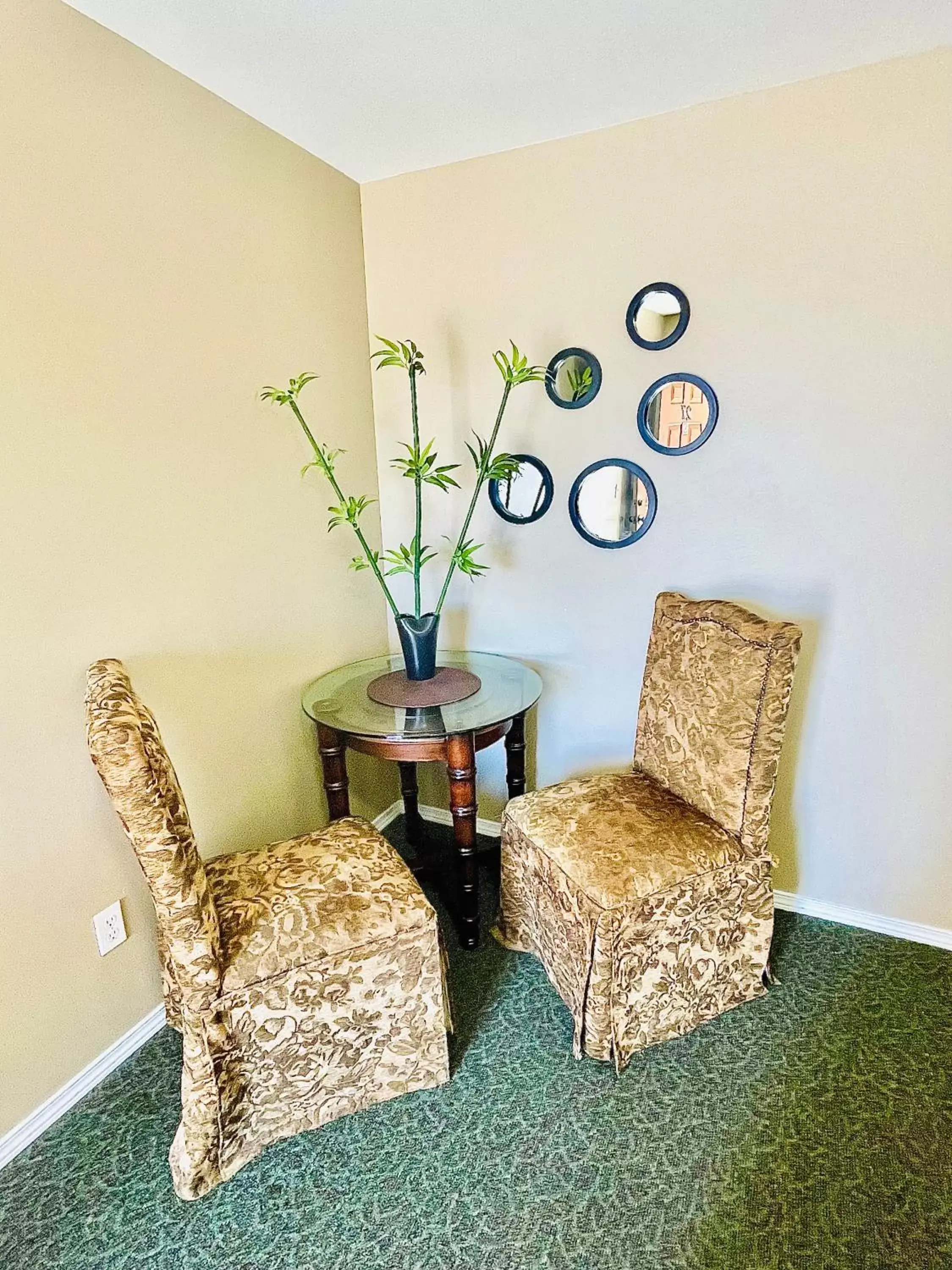 Bedroom, Seating Area in Sage N Sand Motel