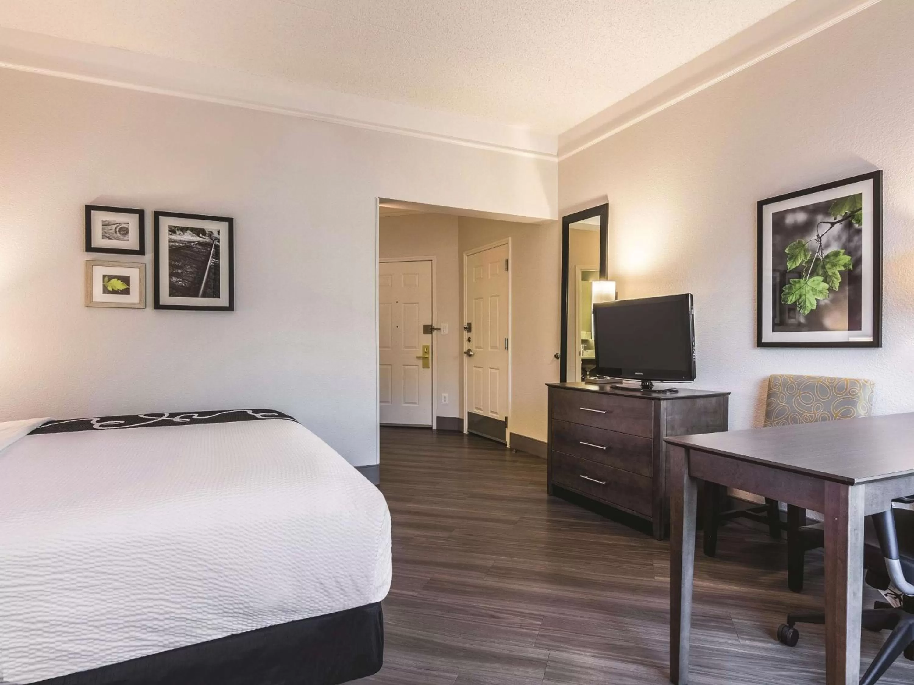 Photo of the whole room, Bed in La Quinta by Wyndham Shreveport Airport