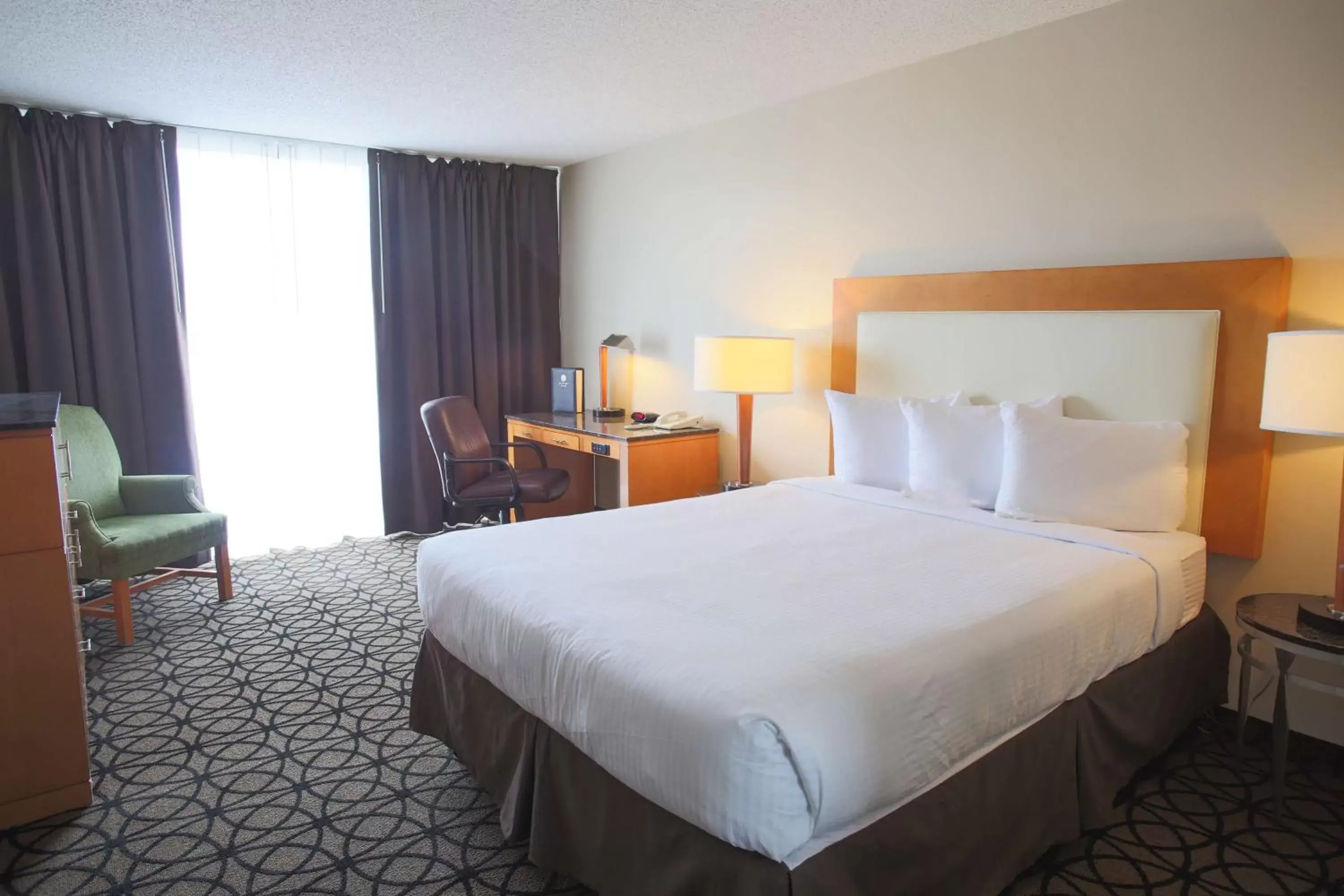 Bedroom, Bed in Red Lion Inn & Suites Olympia, Governor Hotel Bedroom, Bed in Red Lion Inn & Suites Olympia, Governor Hotel