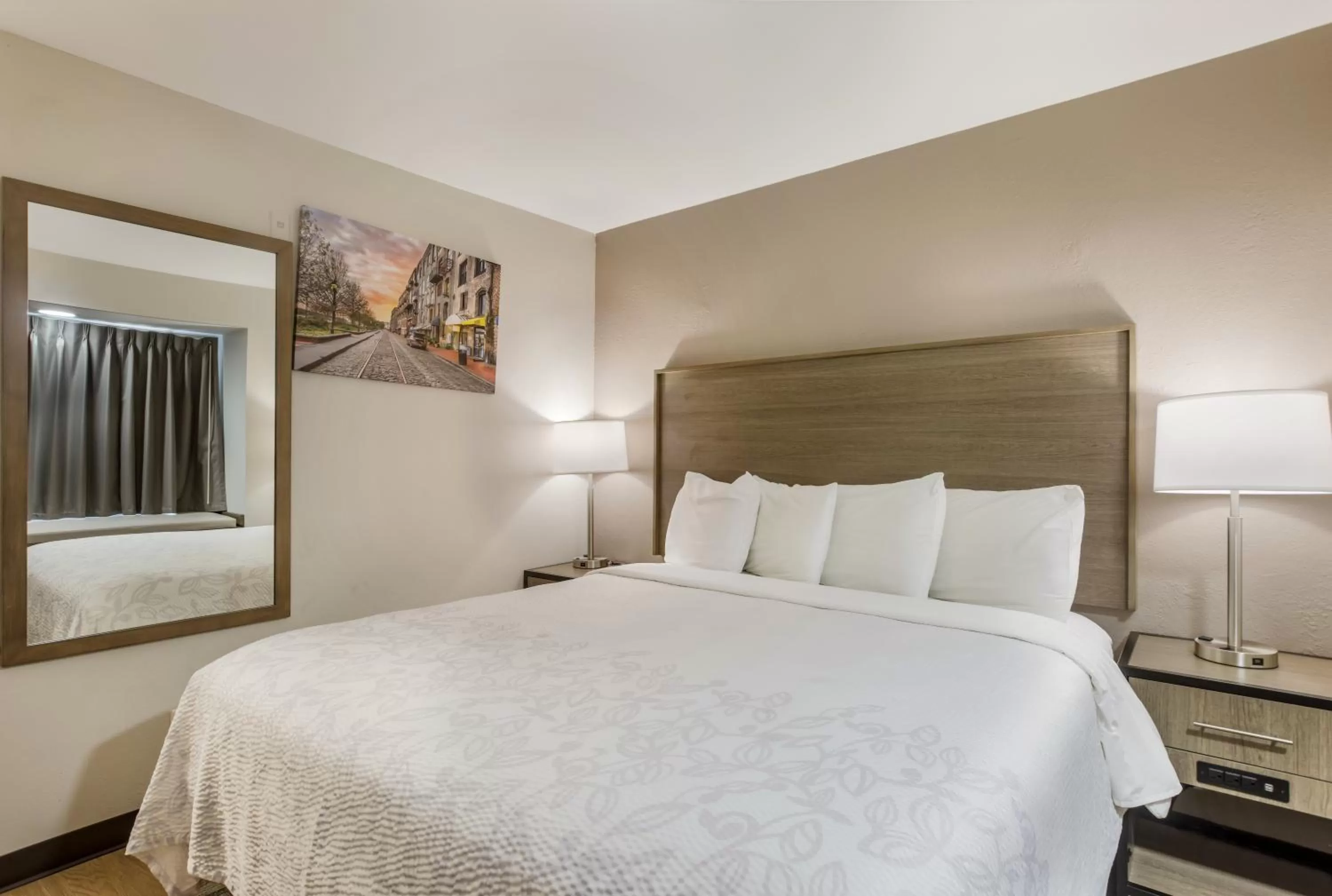 Photo of the whole room, Bed in Red Roof Inn PLUS+ & Suites Savannah – I-95