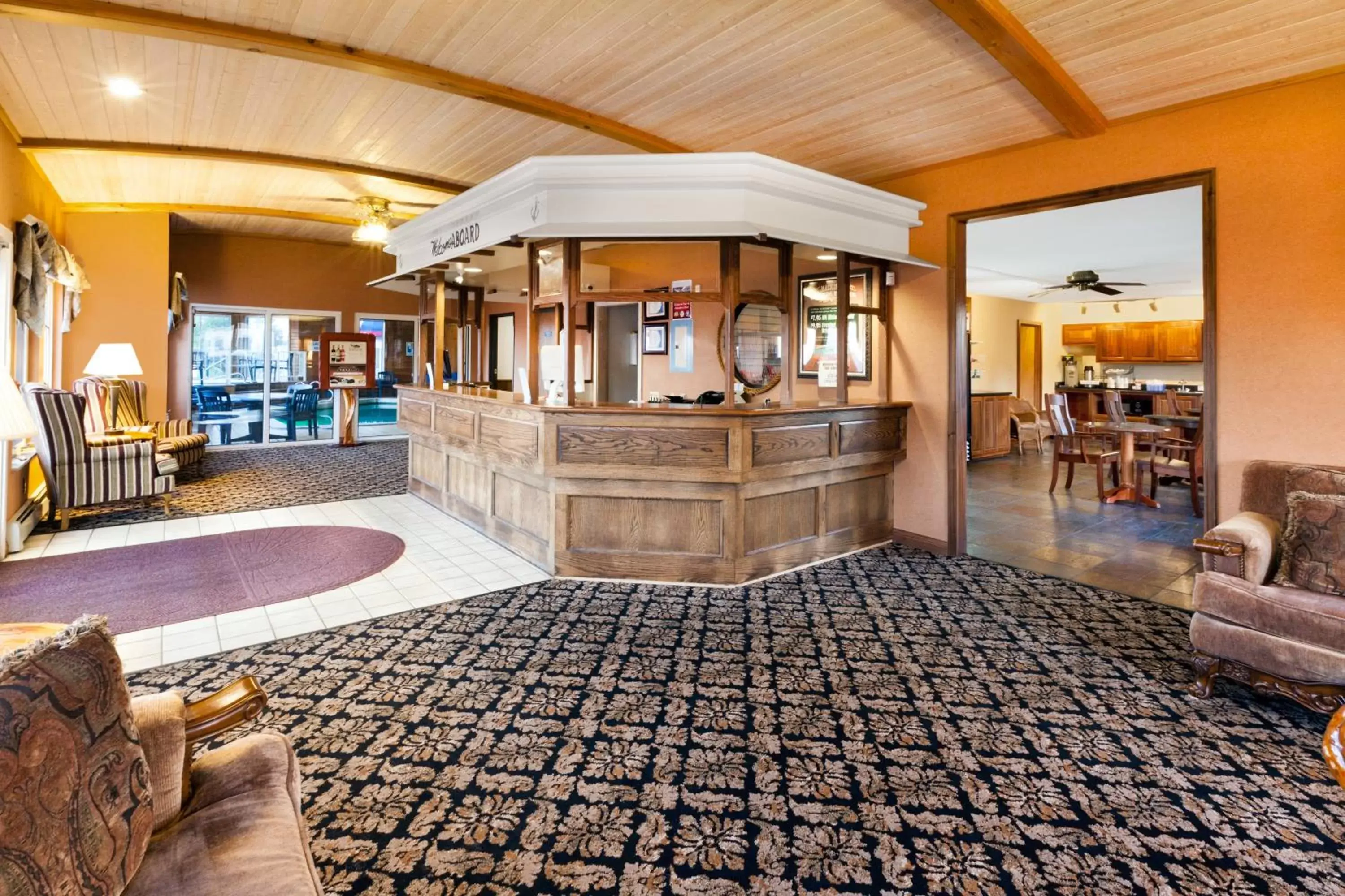 Lobby/Reception in Ramada by Wyndham Mackinaw City Waterfront