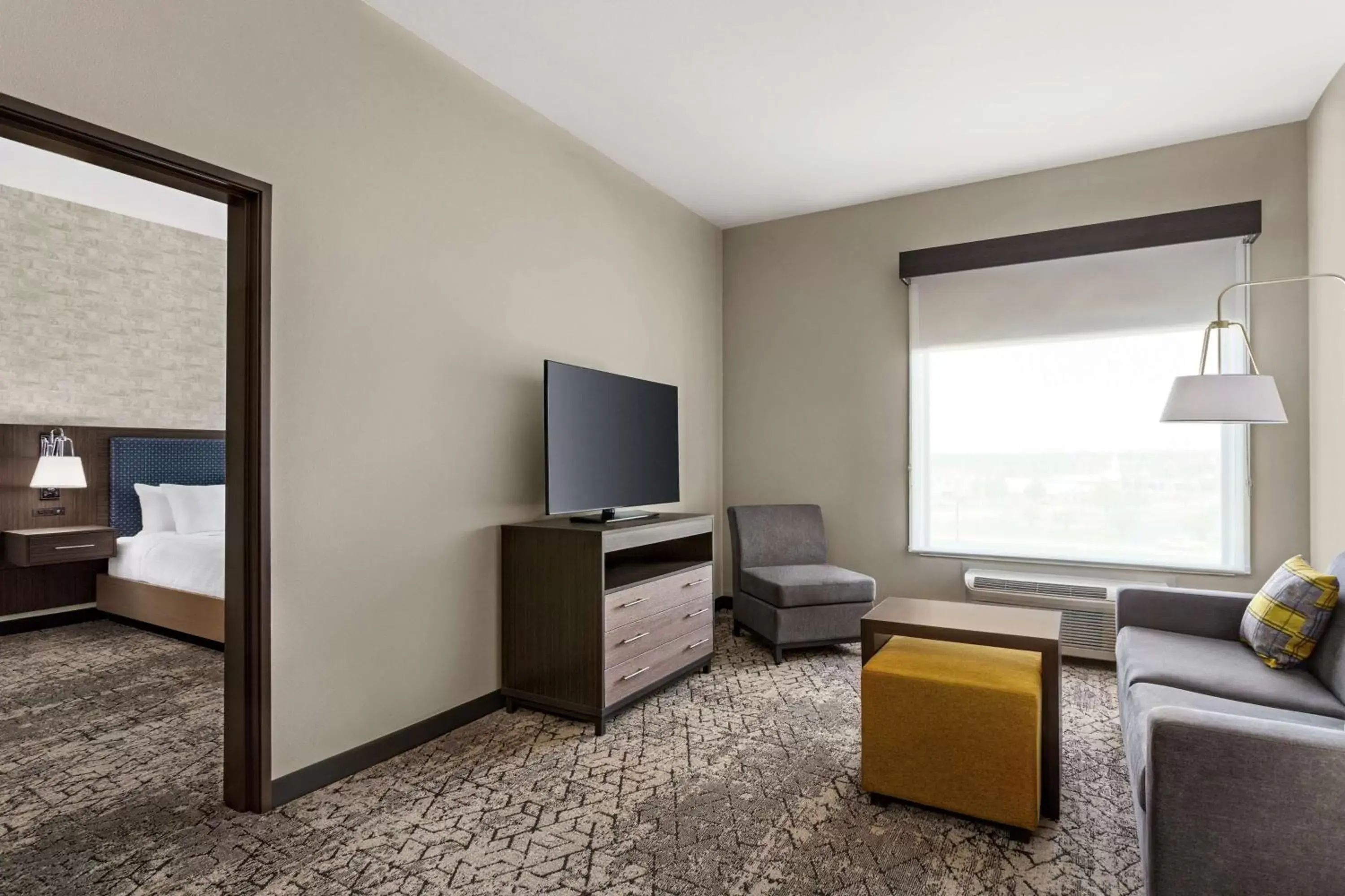 Living room, TV/Entertainment Center in Homewood Suites By Hilton Springfield Medical District