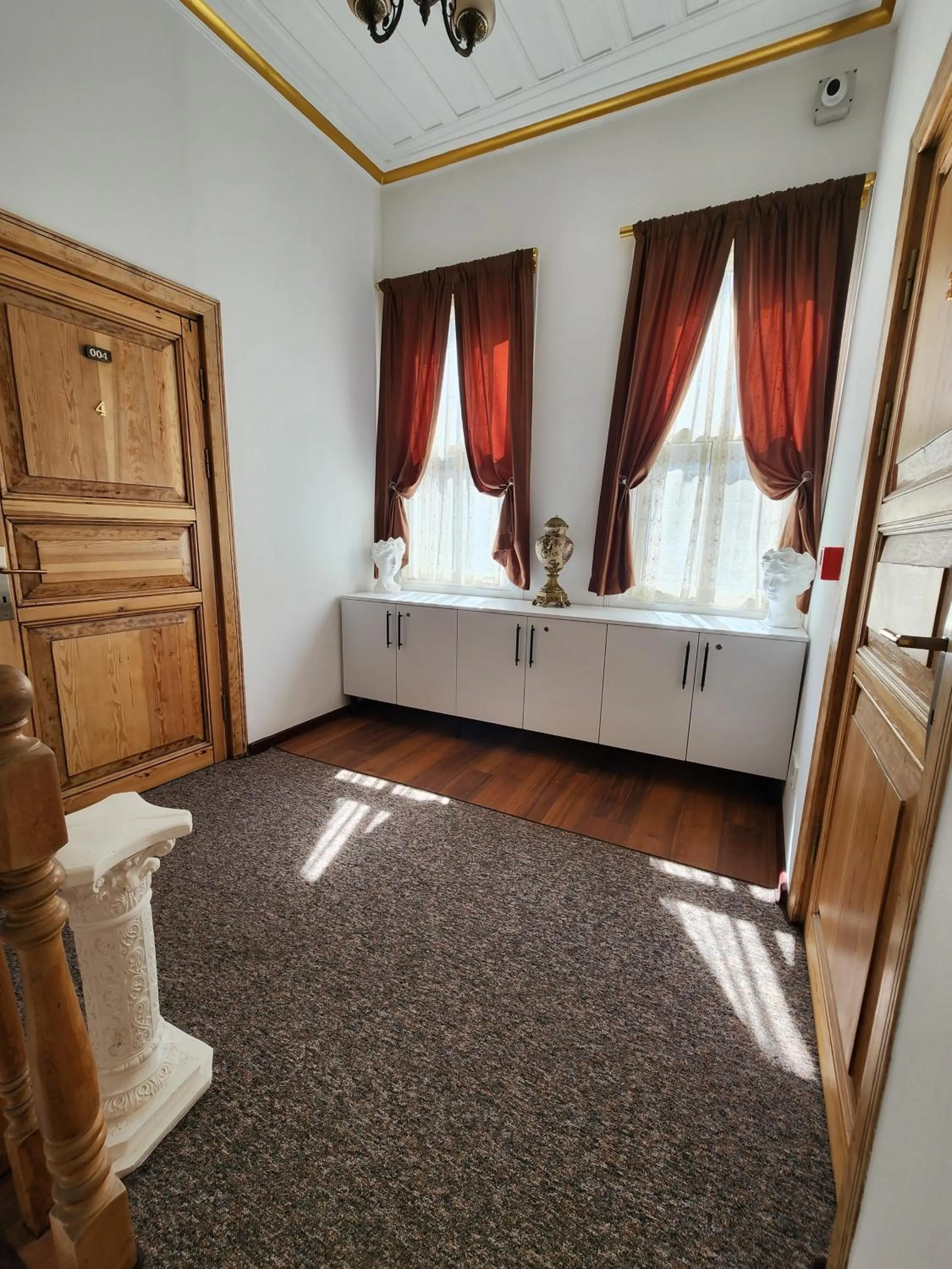 Property building, Bed in Kadıköy White House