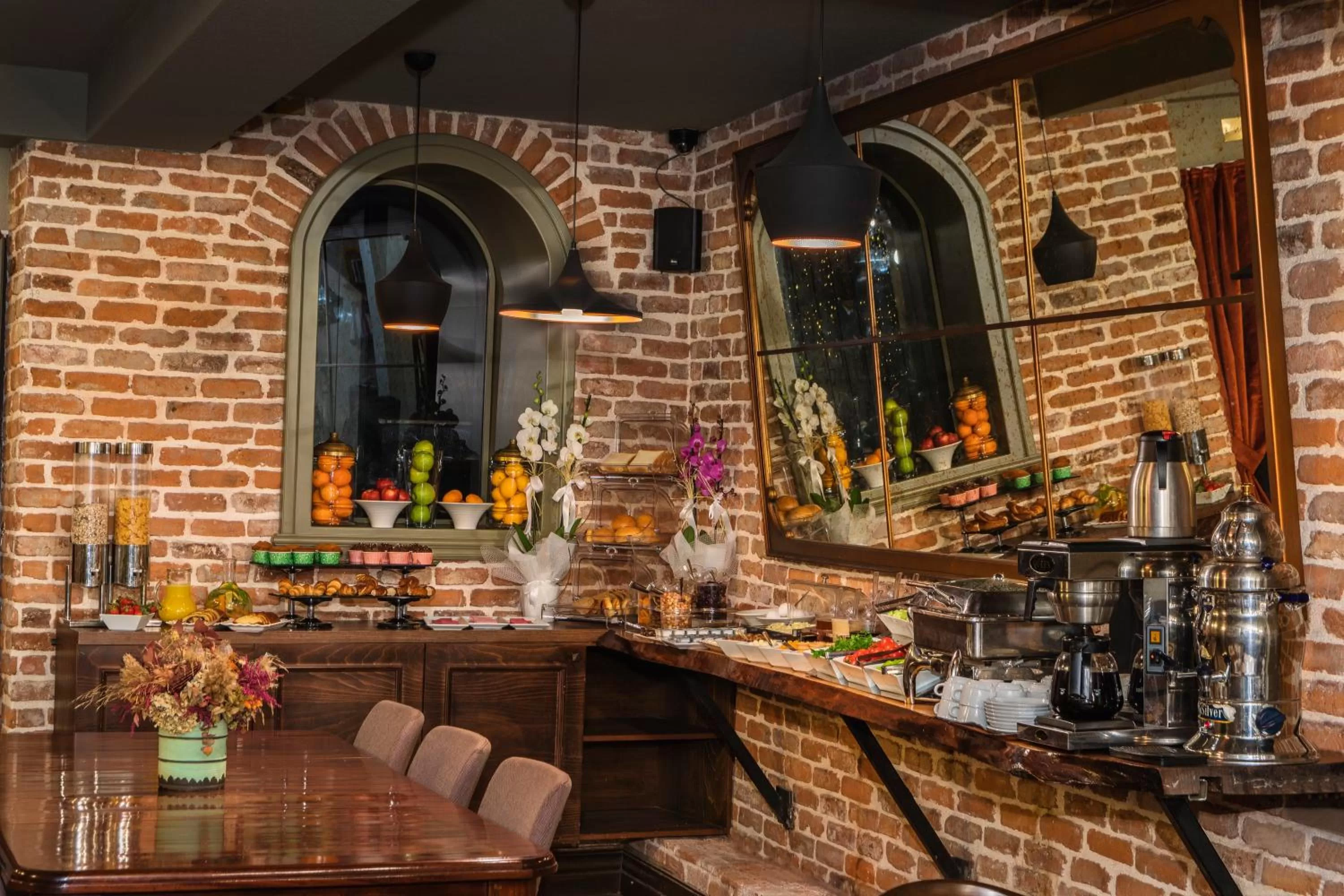 Restaurant/places to eat in Meroddi Galata Mansion